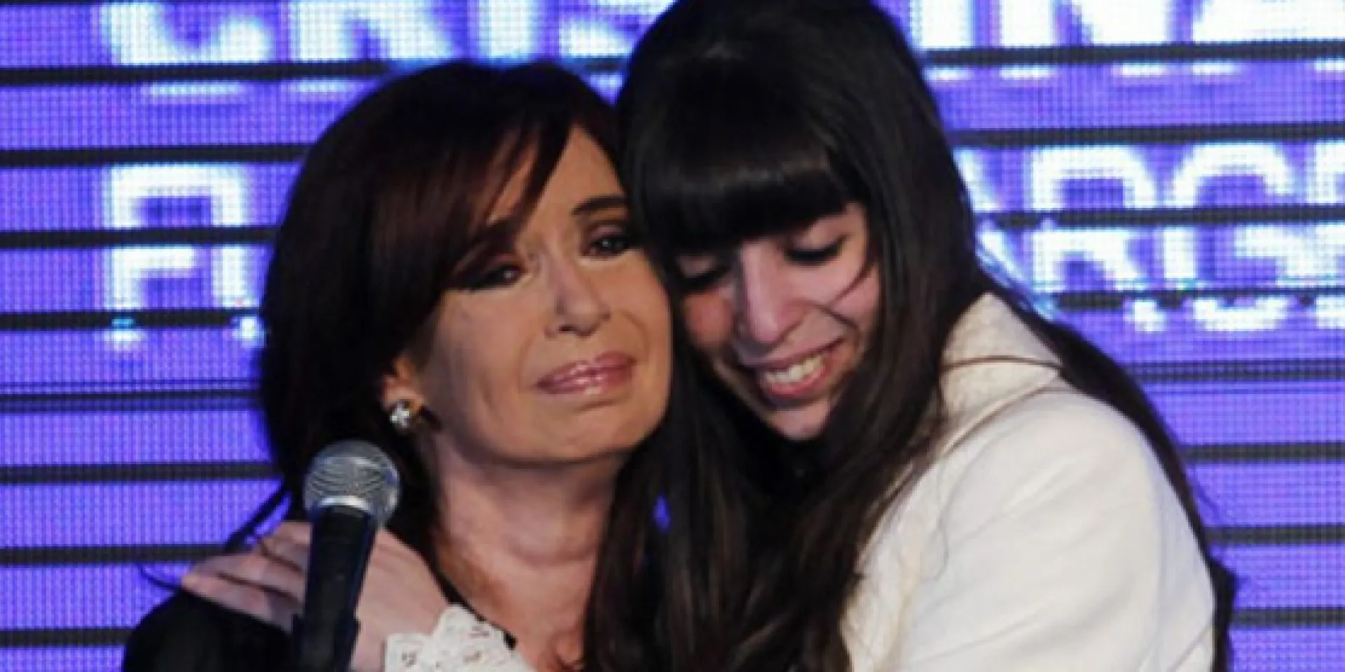 La actual vicepresidenta de Argentina, Cristina Fernández, junto a su hija Florencia. Foto: Archivo.