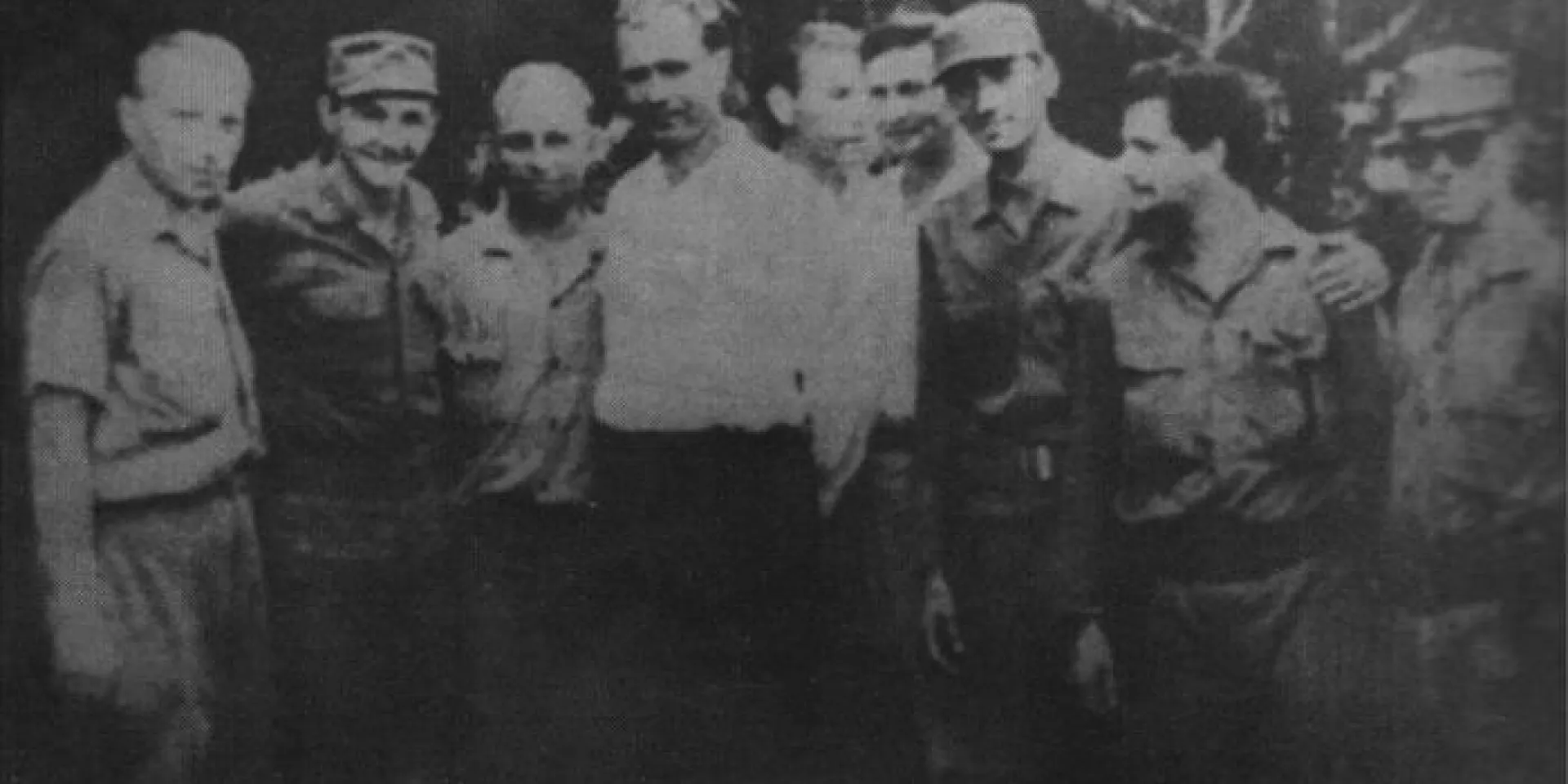 El Comandante Raúl Castro Ruz y el jefe del regimiento soviético de infantería motorizada de Holguín, coronel Dimitri Yasov (con camisa blanca), con otros oficiales soviéticos y, a la izquierda de Yasov, Belarmino Castilla, Joel Chaveco y Faustino Pérez. Foto: Bastión