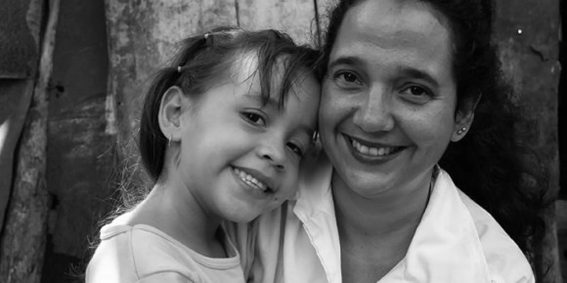 Doctora cubana con niña venezolana operada en Cuba en 2005. Foto Roberto Chile.