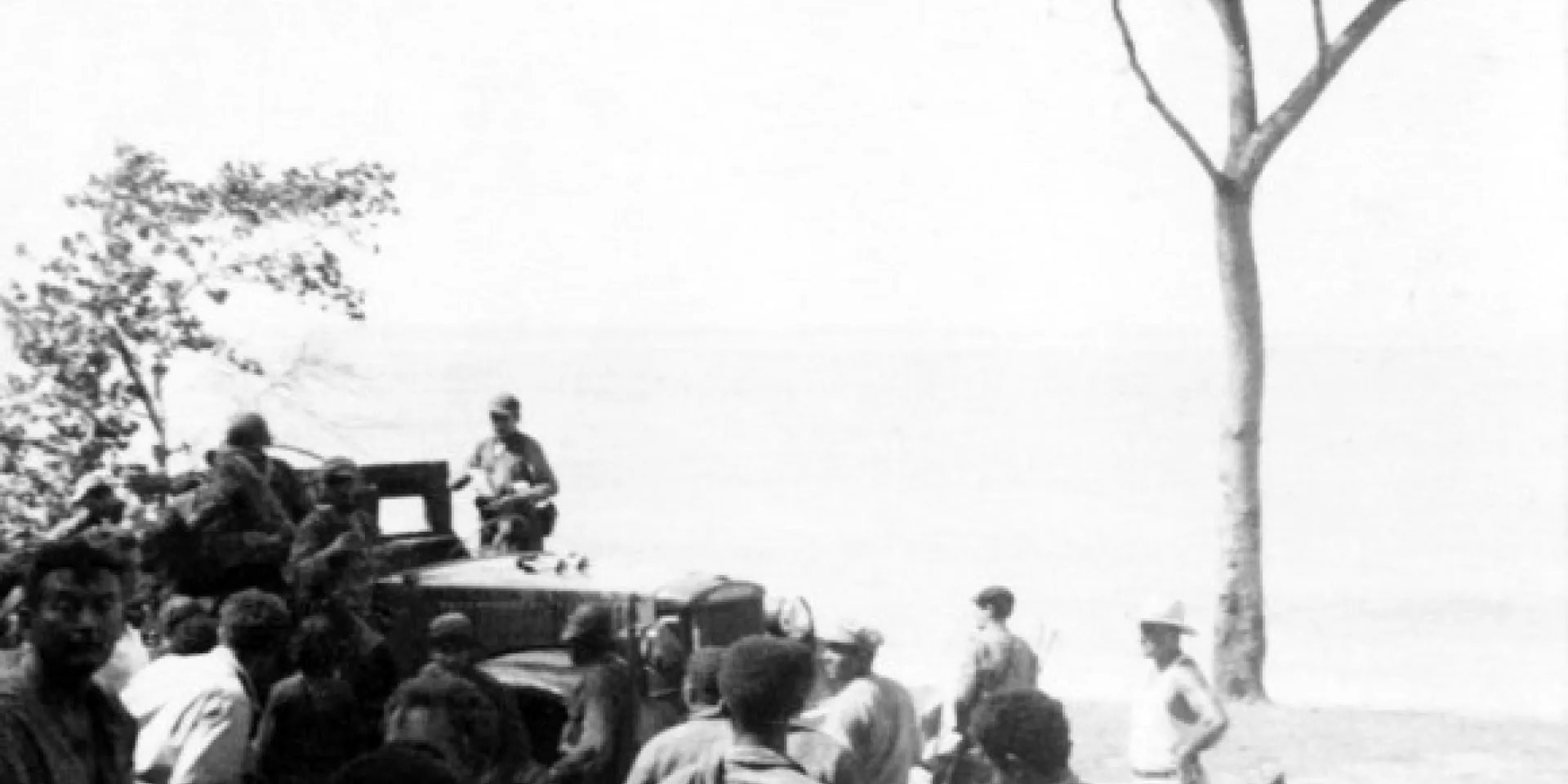 Guerrileros del Ejército Rebelde junto a un camión capturado en El Uvero