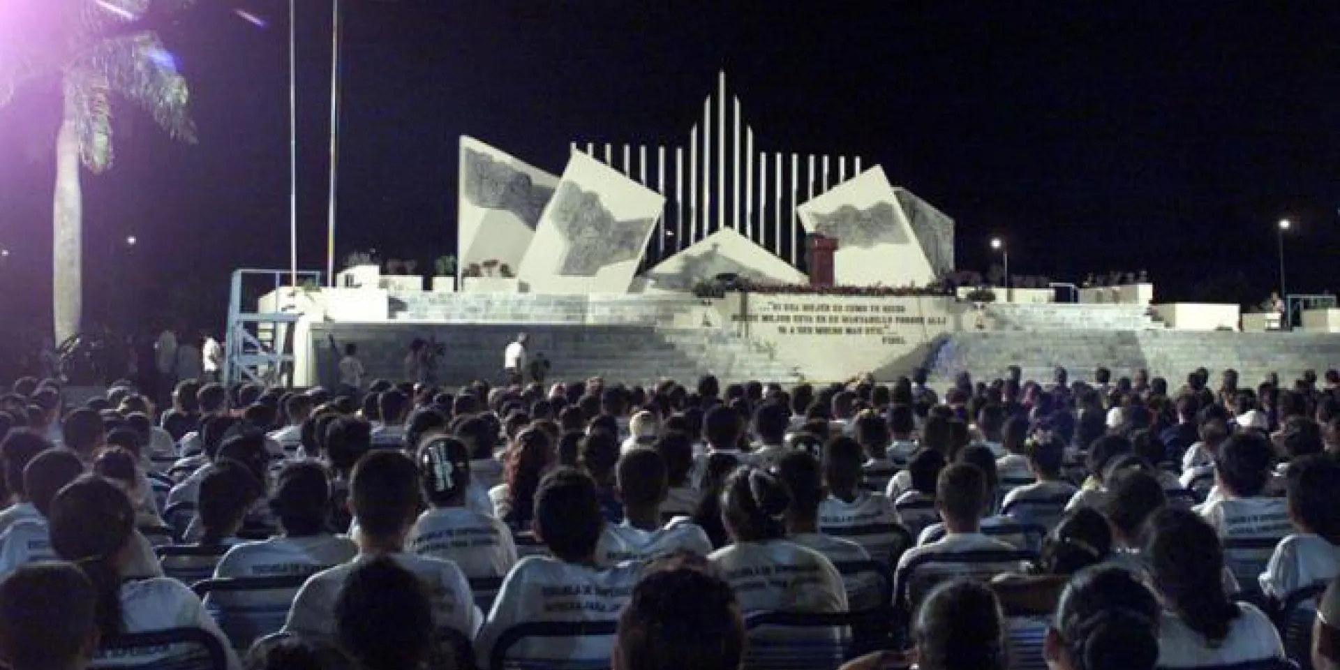 Aquela noite, há hoje 15 anos, na praça Celia Sánchez Manduley, em Manzanillo