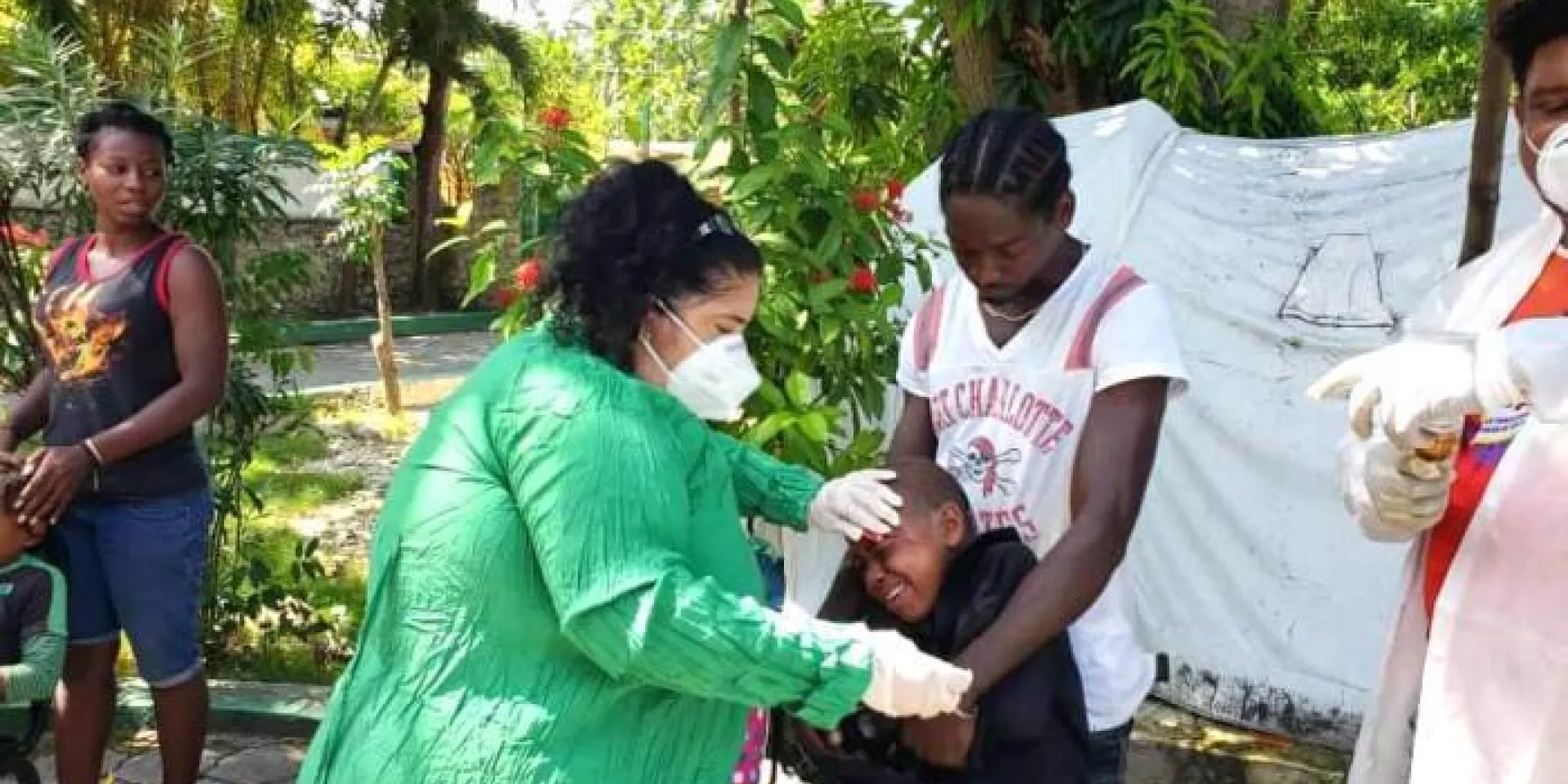 Le peuple haïtien reçoit l’aide médicale des coopérants Cubains qui travaillent sous des tentes. Photo : Prise sur Twitter.
