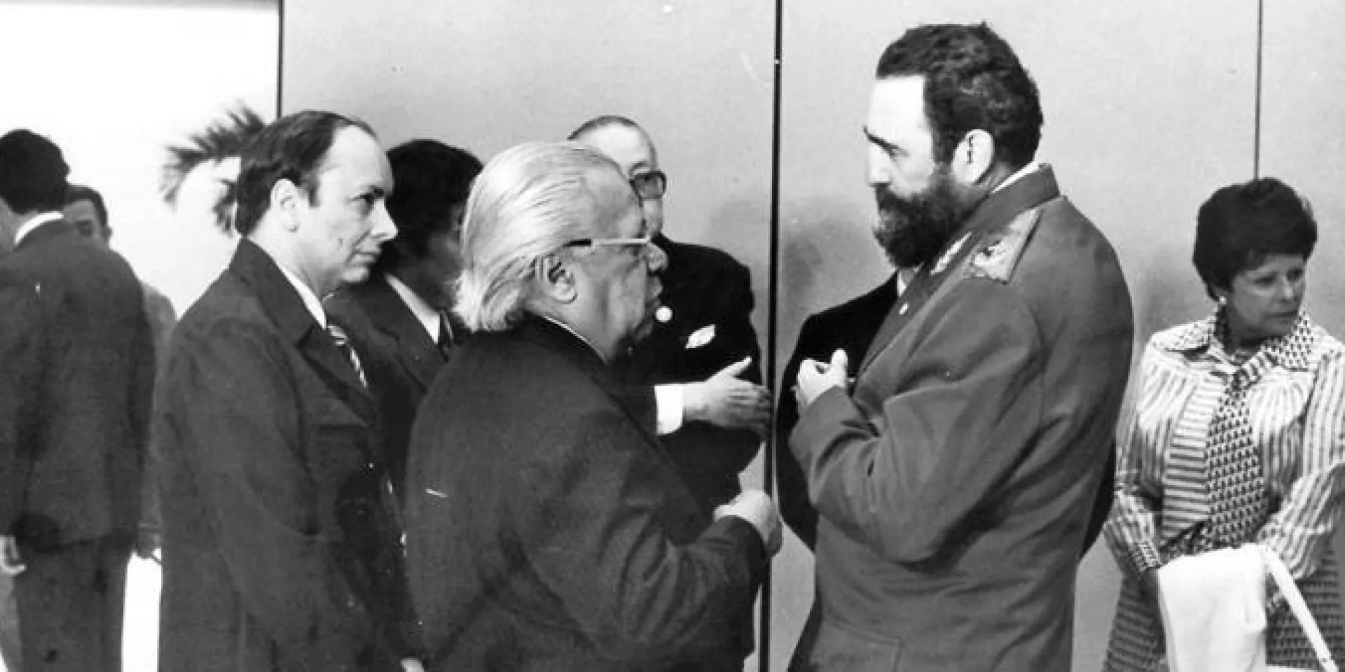 Fidel con Nicolás Guillén, Alfredo Guevara e Alejo Carpentier, nel II Congresso della Uneac. Foto: Mario Ferrer