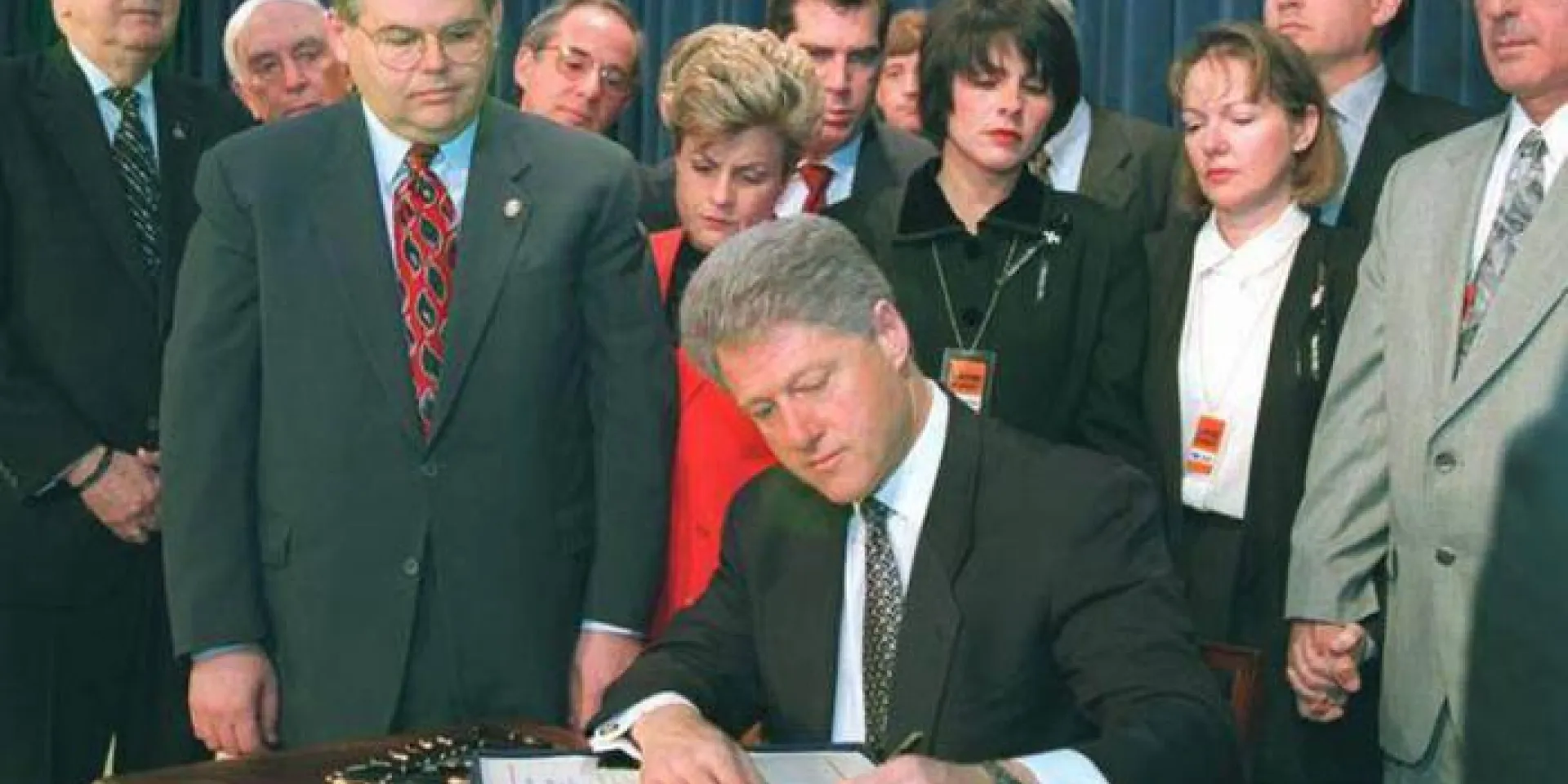 Il presidente Bill Clinton ha firmato la Legge Helms-Burton nella Casa Bianca, circondato da importanti membri della destra più reazionaria di Miami. Photo: AP