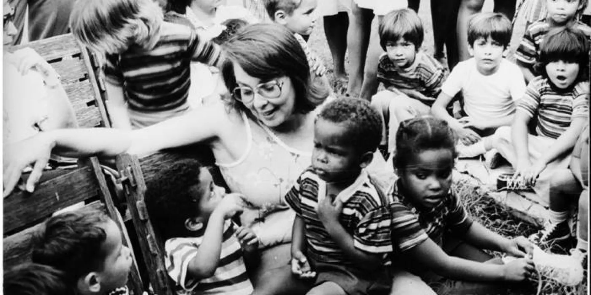 Vilma Espín spricht mit den gerade geretteten Kindern, um sie zu beruhigen, nachdem sie schreckliche und quälende Momente im schwelenden Kindergarten durchgemacht hatten. PFoto: Granma-Archiv