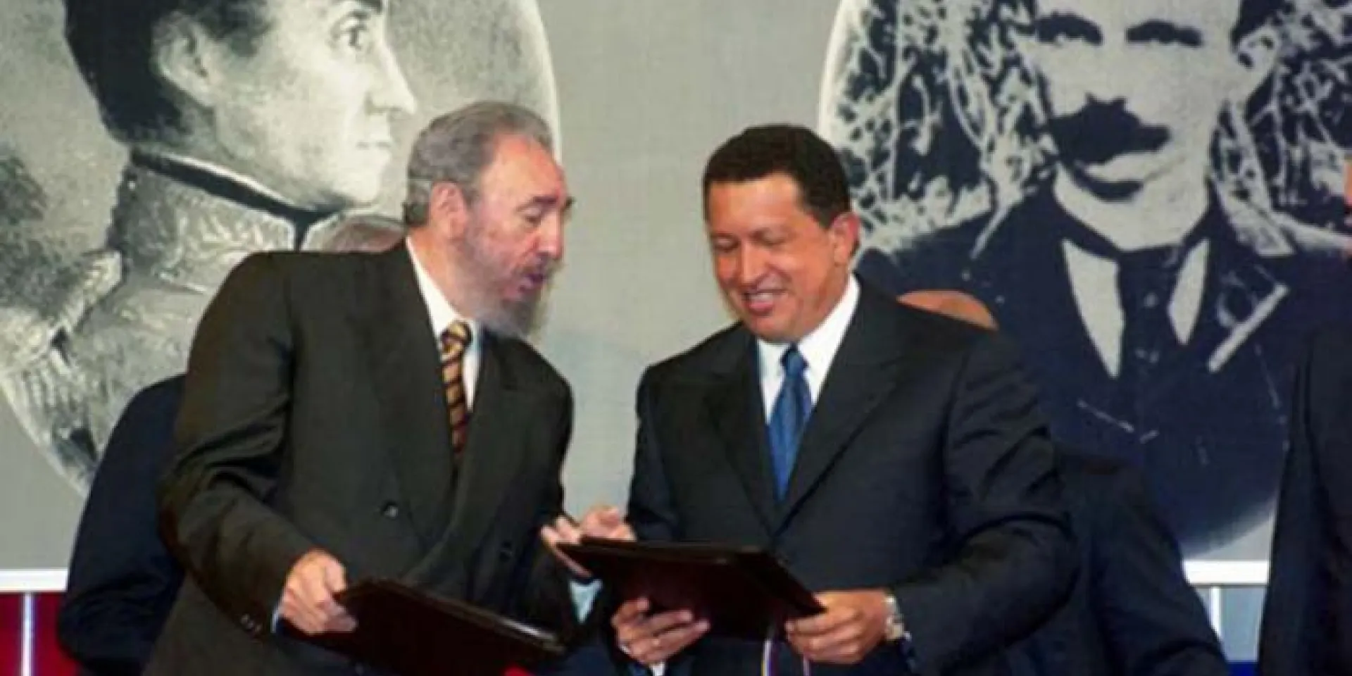 Fidel y Chávez firmaron un acuerdo de cooperación integral, en el Salón Ayacucho del Palacio de Miraflores, el 30 de octubre del 2000. Foto: Prensa Presidencial