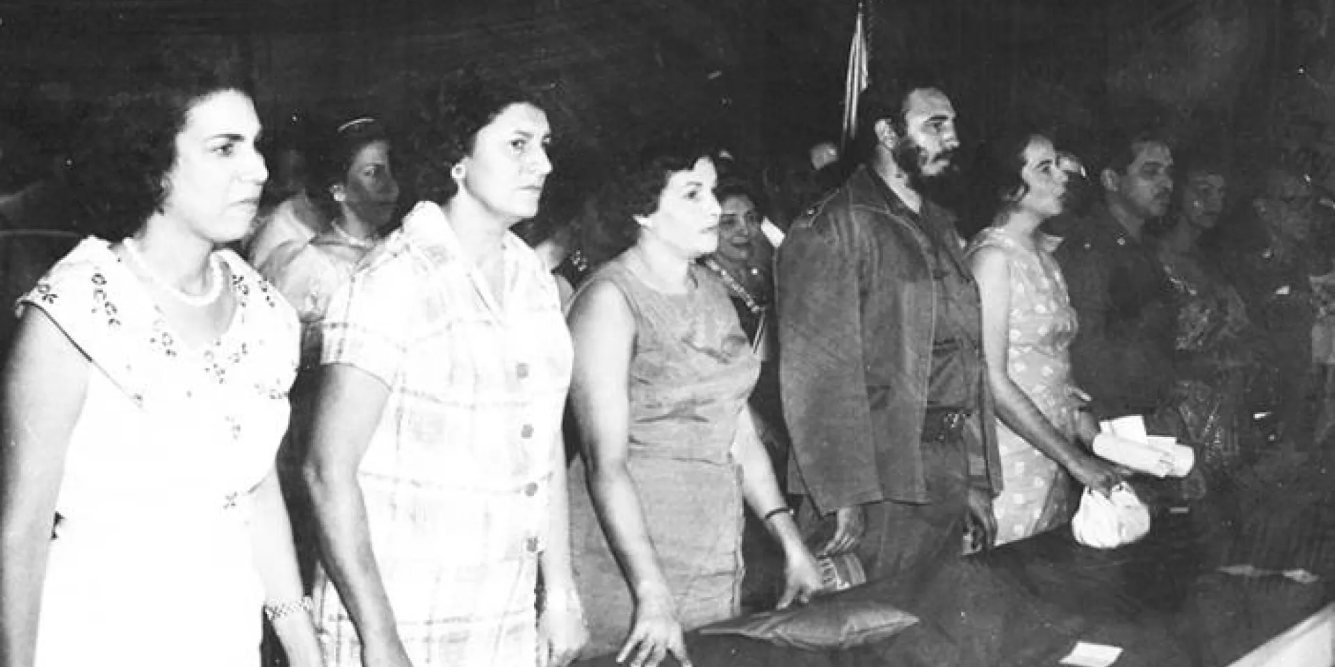 Fidel, Vilma y otros compañeros y compañeras, en el acto de constitución de la Federación de Mujeres Cubanas (FMC) en el teatro de la CTC, La Habana Foto: Tirso Martínez