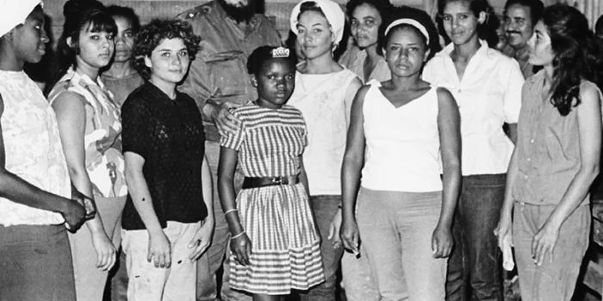 Fidel con muchachas adolescentes en La Mota, Sierra Maestra. Foto: Korda, Alberto