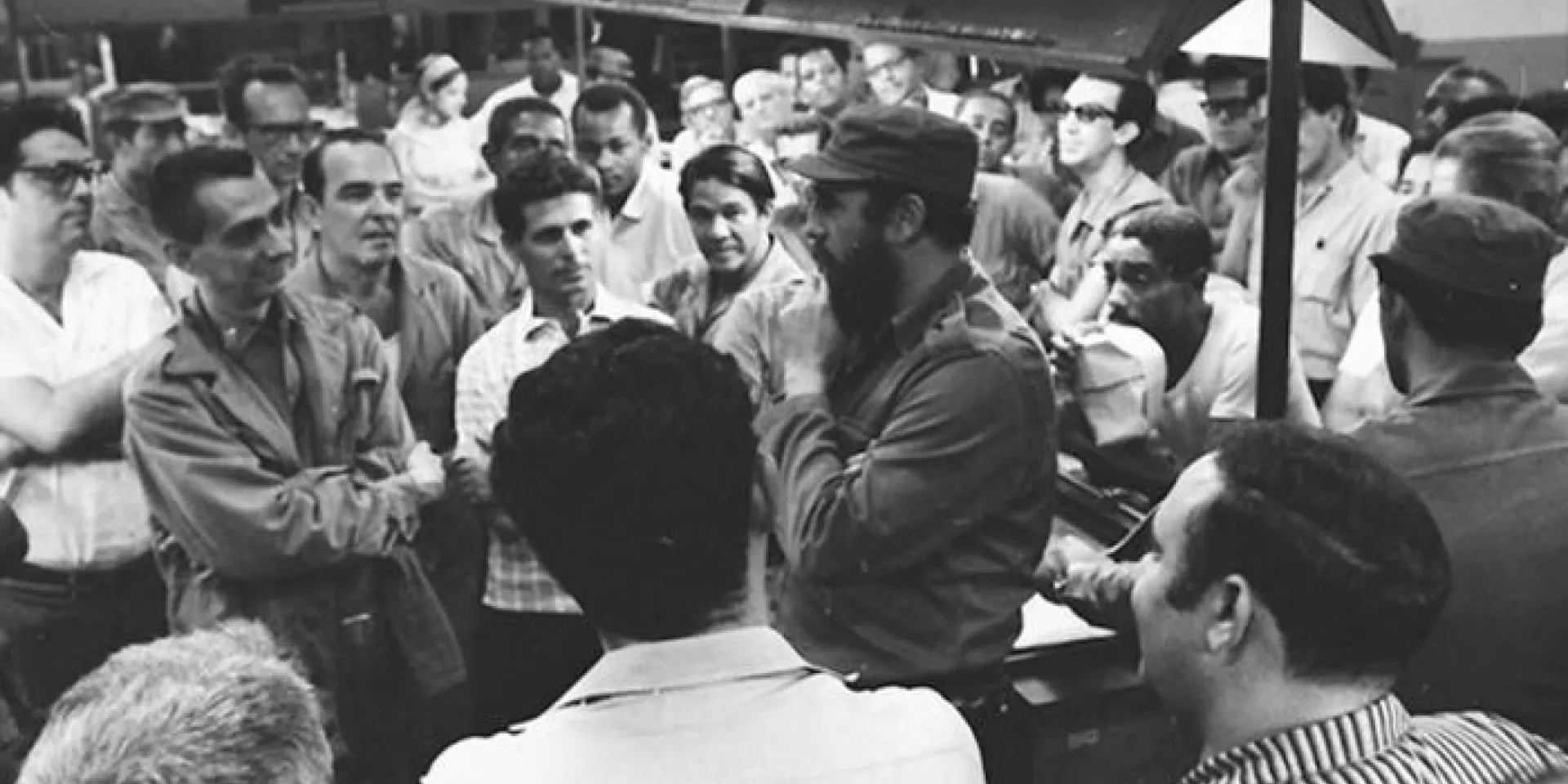 Fidel en los talleres de las cajas y los linotipos del periódico Granma con Jorge Enrique Mendoza, su entonces director, el 10 de junio de 1970. Foto: Valiente, Jorge
