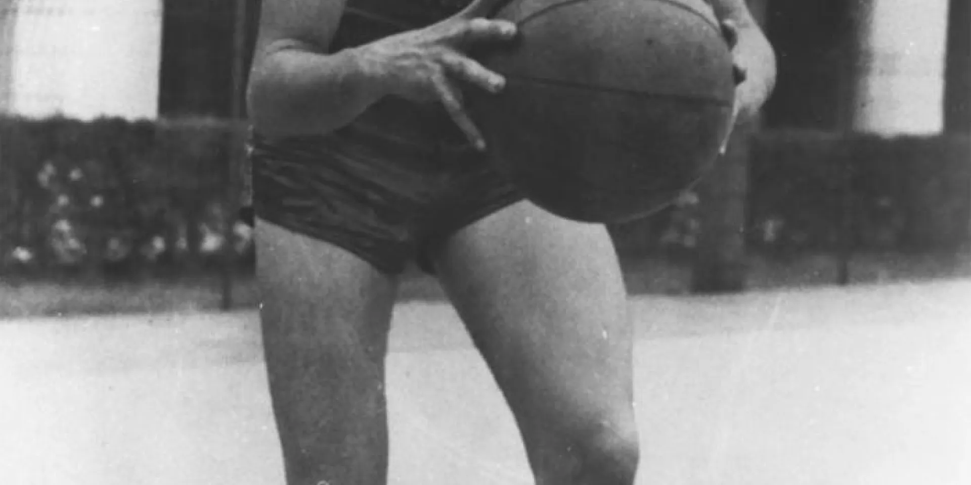 Fidel Castro Ruz jugando baloncesto