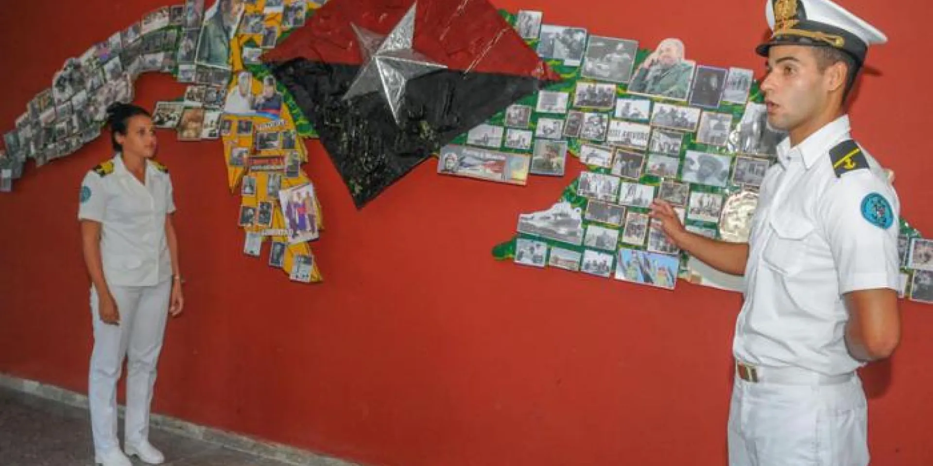 Los guardiamarinas Elianne Martel y Félix Onell, explican que la obra fue presentada por vez primera el 24 de noviembre, un día antes de la noticia del fallecimiento del líder de la Revolución. Foto: Jose M. Correa