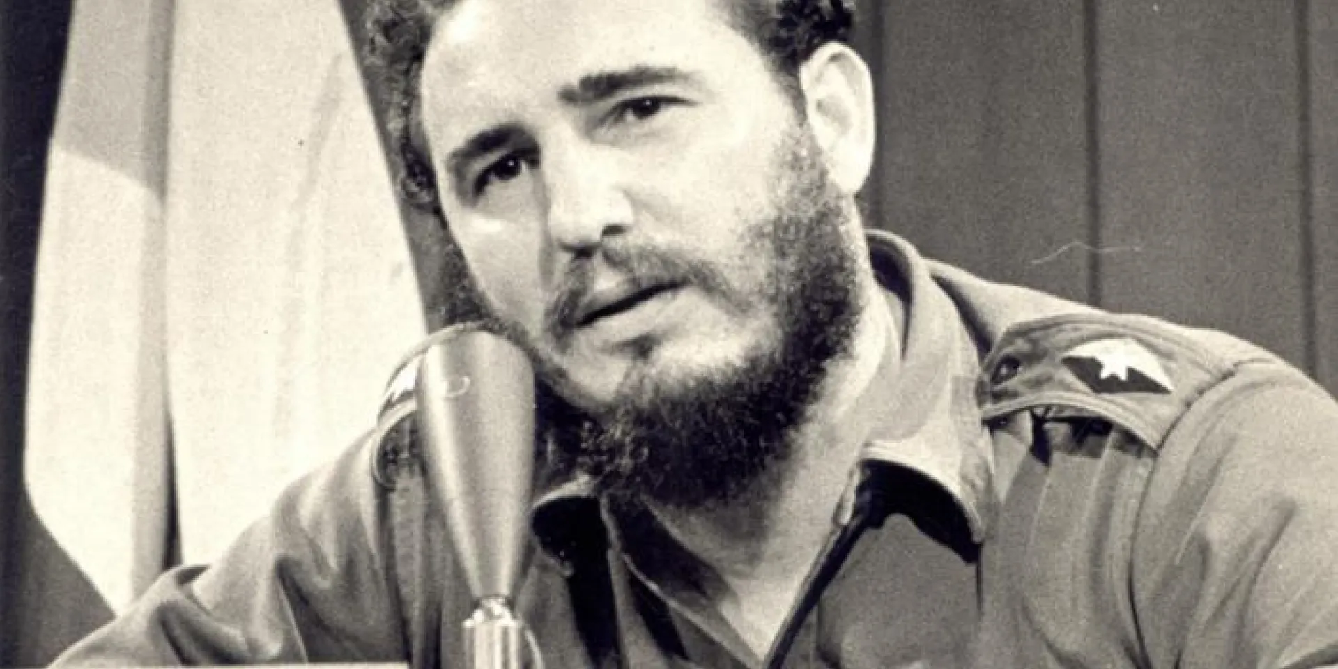 Fidel comparece en la televisión cubana para informar al pueblo.