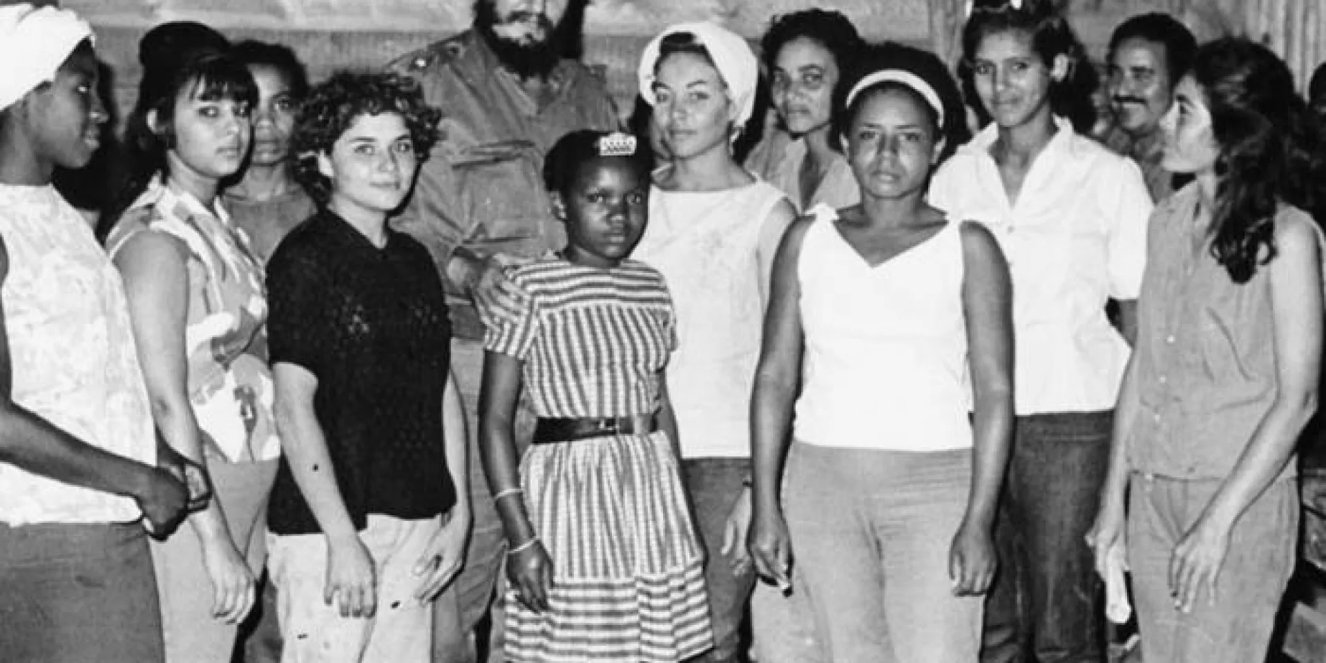 Fidel Castro con muchachas adolescentes en La Mota, en la Sierra Maestra. Foto: ALBERTO KORDA 