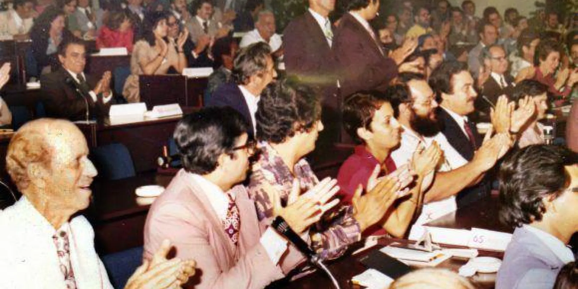 Asistentes al diálogo de 1978 aplauden a Fidel. Foto: LASA