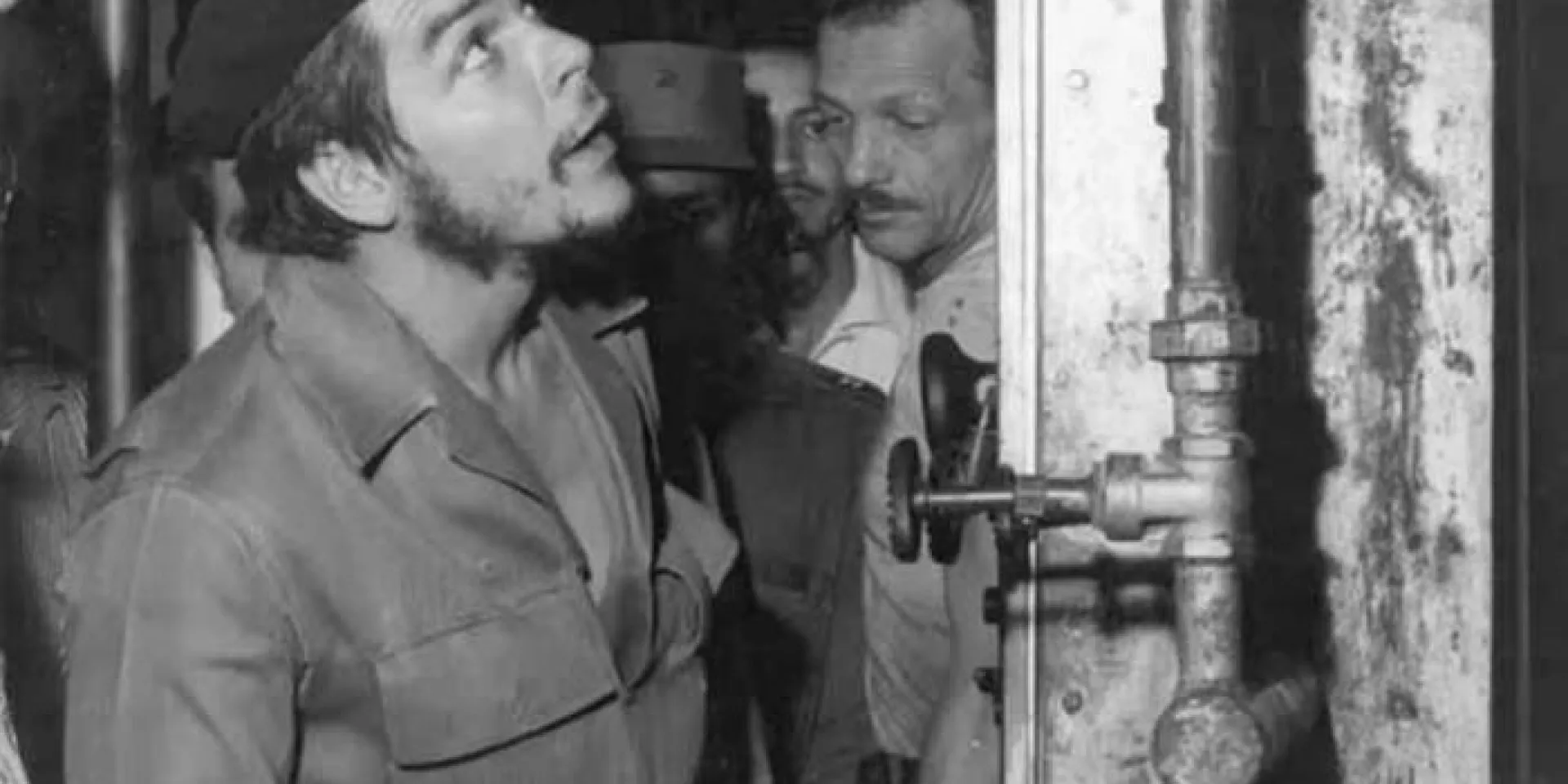 Che en los talleres de impresión de Verde Olivo. Foto: Tomada de CubaDefensa