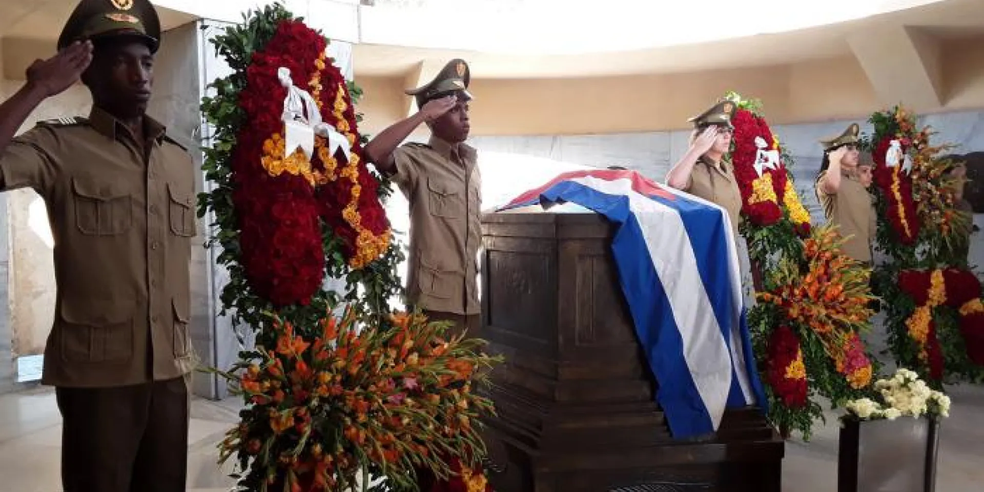 Ofrendas florales de Raúl, Díaz-Canel, los Consejos de Estado y de Ministros y del pueblo de Cuba, rindieron tributo a Martí. Foto: Eduardo Palomares