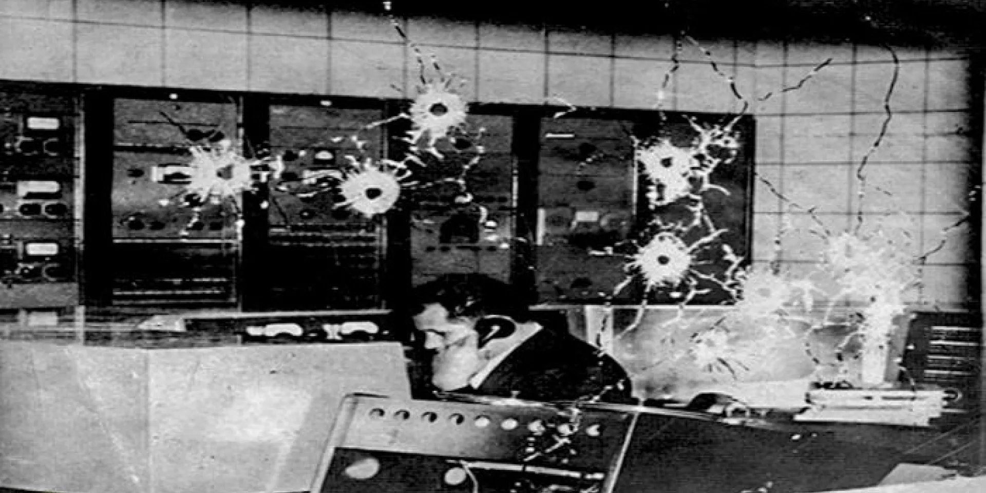 ¡Pueblo de Cuba!, son las primeras palabras de José Antonio Echeverría, 20 minutos después de las tres de la tarde del 13 de marzo de 1957, por la emisora Radio Reloj, al hacer la alocución del Directorio Revolucionario. En la foto, impactos de balas en la cabina de control de la emisora producto del asalto. Foto: Archivo de Granma 