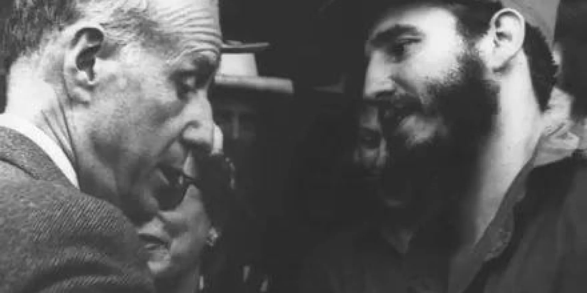 El periodista Herbert L. Matthews publicó en The New York Times un artículo en el que se decía que a Fidel lo quiere el pueblo y eso es lo más importante. En la foto, el periodista y el Comandante en Jefe. foto: fidel soldado de las ideas Foto: Sitio Fidel Soldado de las ideas 