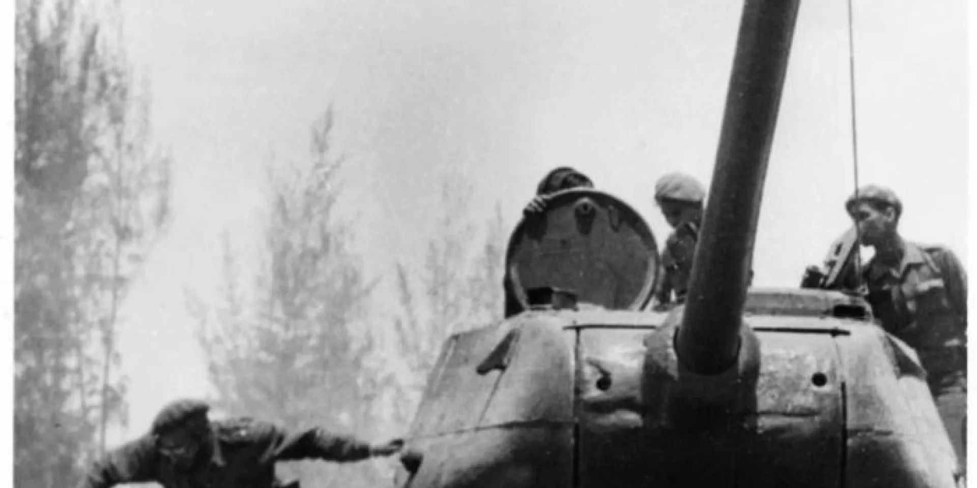 Fidel steigt bei der Invasion von Playa Giron im April 1961 von einem T-34-Panzer ab. Foto: Tirso Martínez