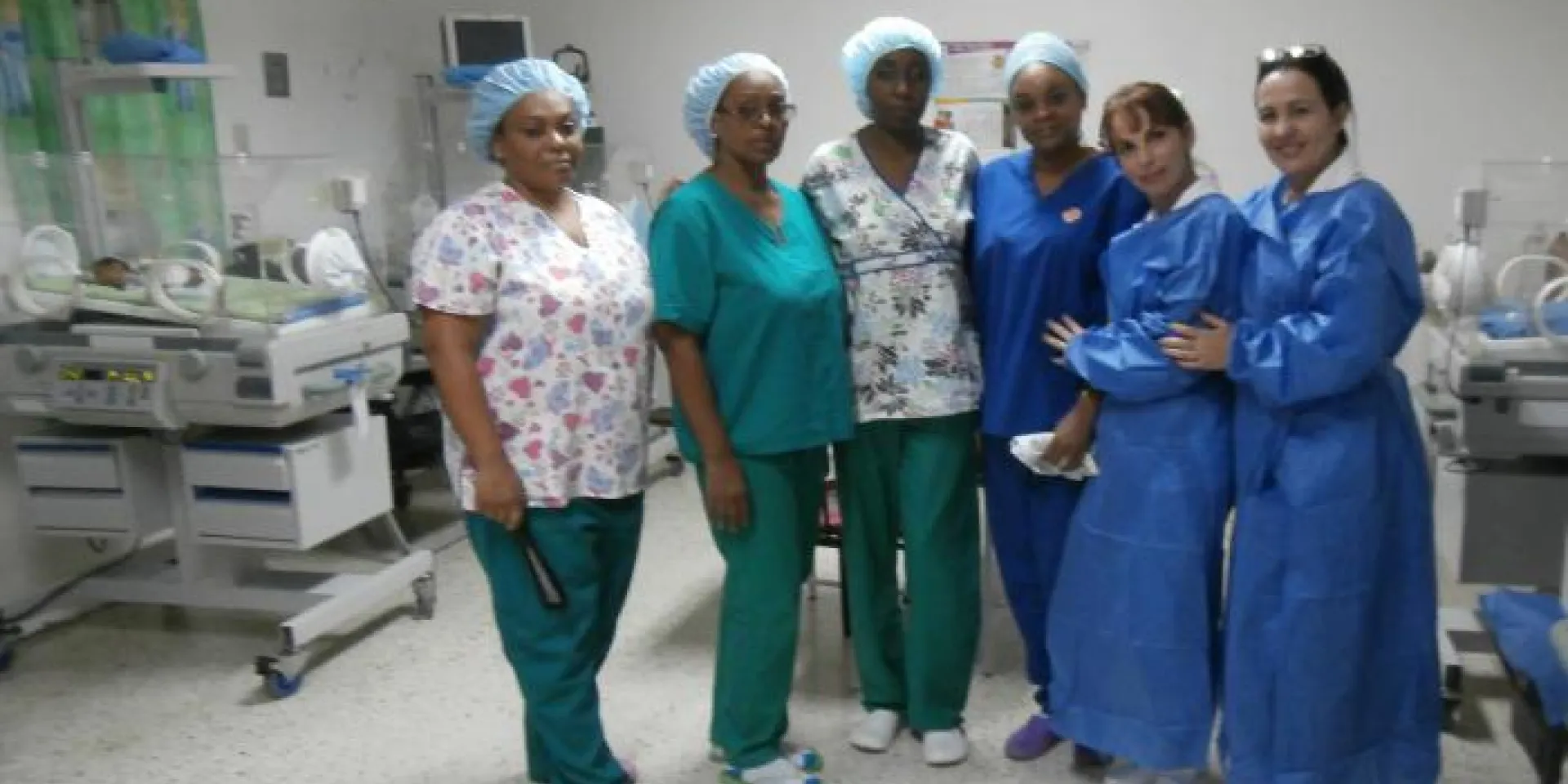 Doctoras y enfermeras cubanas en el hospital Rafael Osío de Cúa de Venezuela. Foto: Enrique Milanés León
