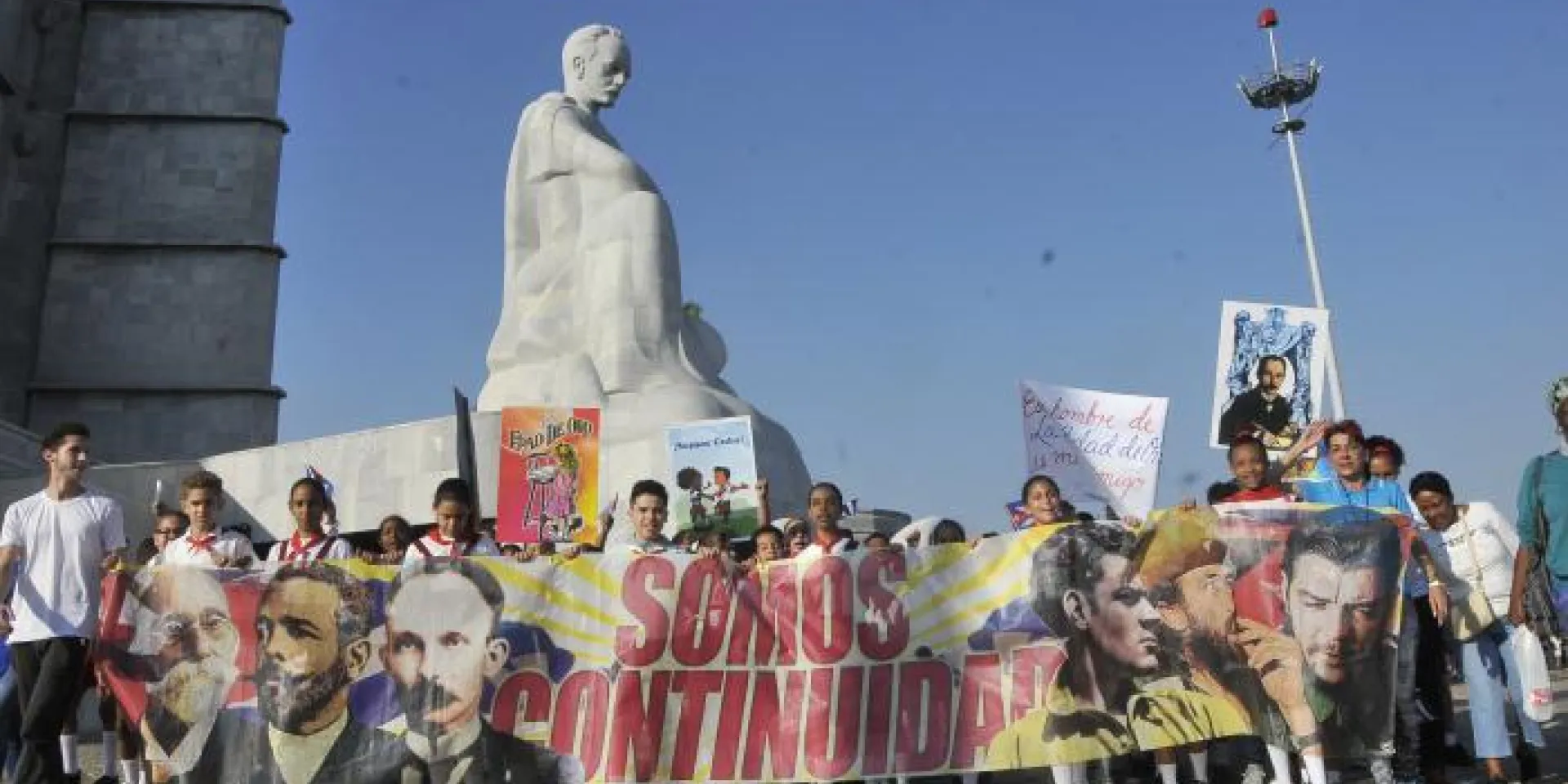 Los pioneros desfilaron ante el monumento a José Martí en la histórica Plaza de la Revolución de La Habana. Foto: Ismael Batista Ramírez