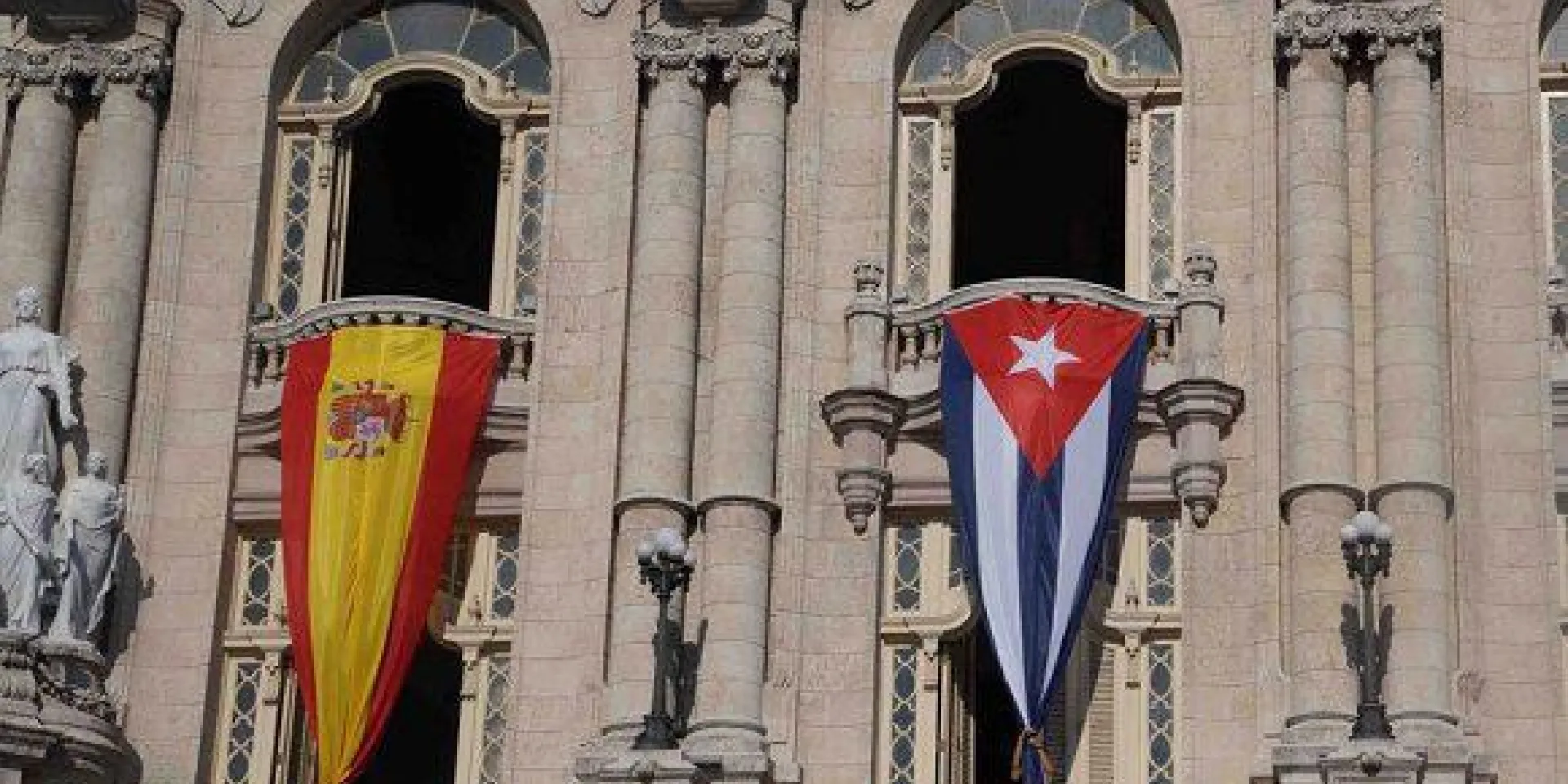 Banderas de España y Cuba en los balcones del Gran Teatro de La Habana, Alicia Alonso. Foto: Agencias
