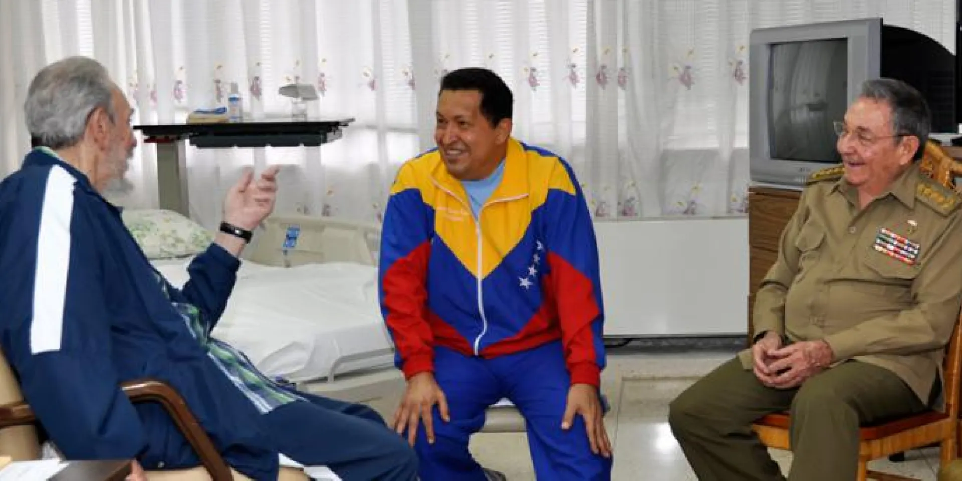 Fidel y Raúl estuvieron siempre muy pendientes de la salud de Chávez. Foto: Estudios Revolución 