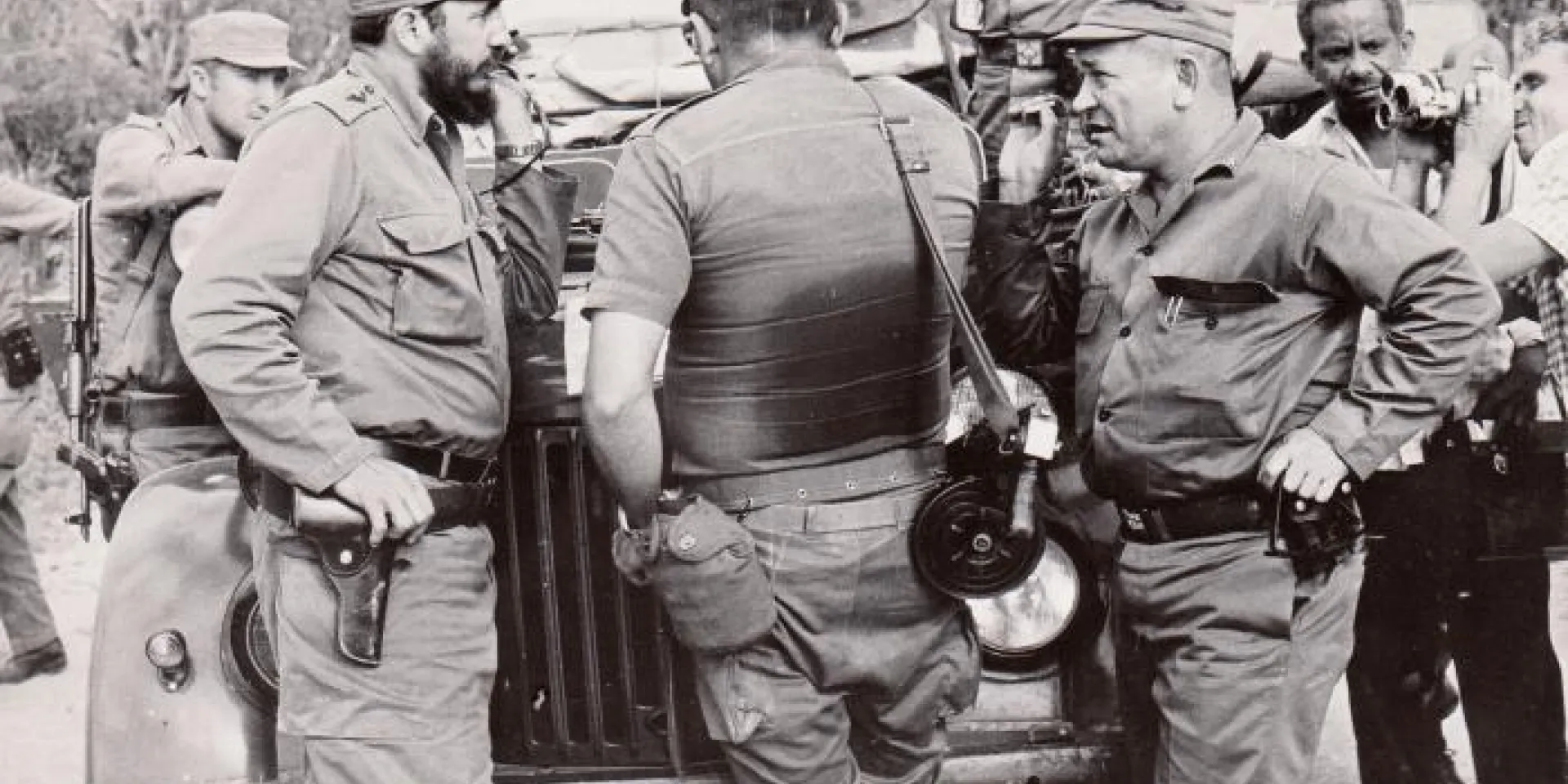 Fidel en Maisí junto a otros combatientes, entre ellos el Comandante de la Revolución, Guillermo García, durante la operación contra los mercenarios. Foto: Archivo de Granma