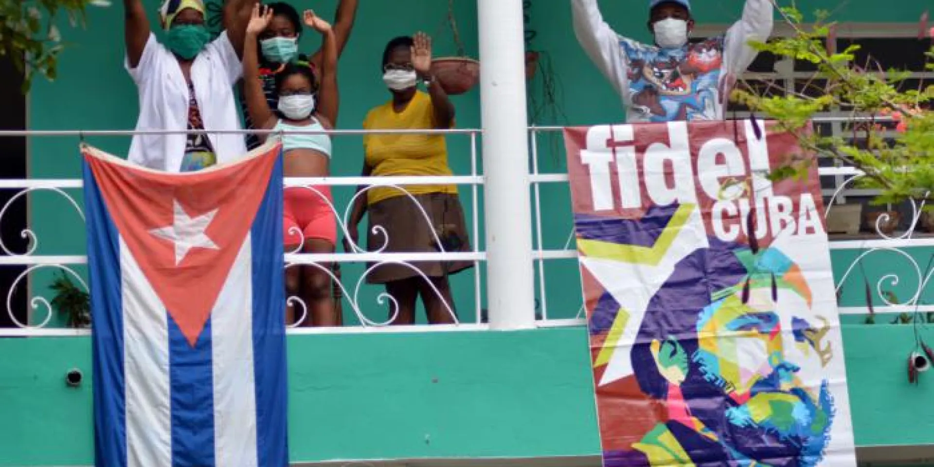 De balcón en balcón, de ventana en ventana, de bandera en bandera, le cantamos un poco a Cuba, que es como decir a nosotros mismos. Foto: Ricardo López Hevia