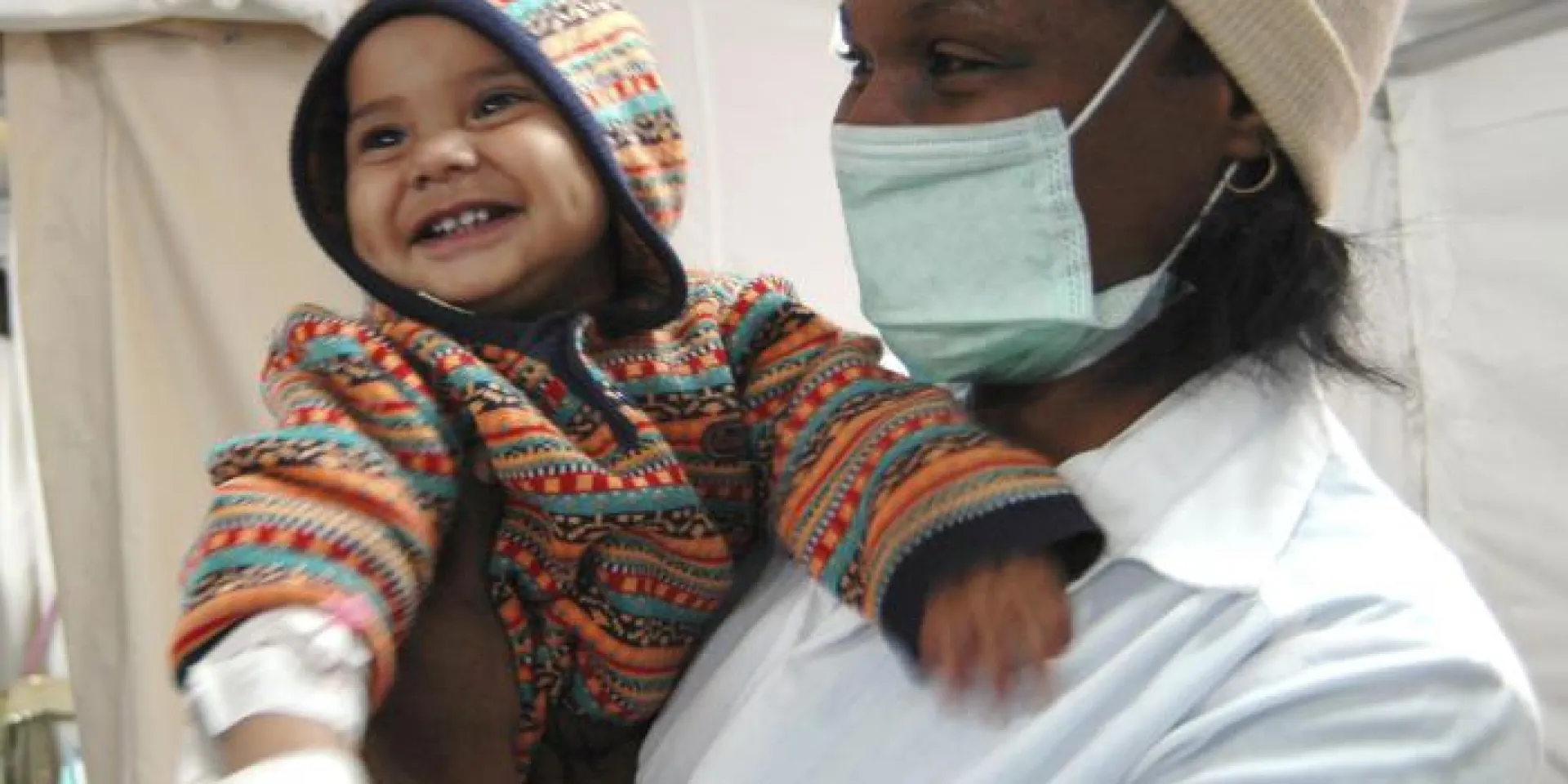La ayuda médica que Cuba ofrece al mundo, con amor natural se retribuye. Foto: Juvenal Balán