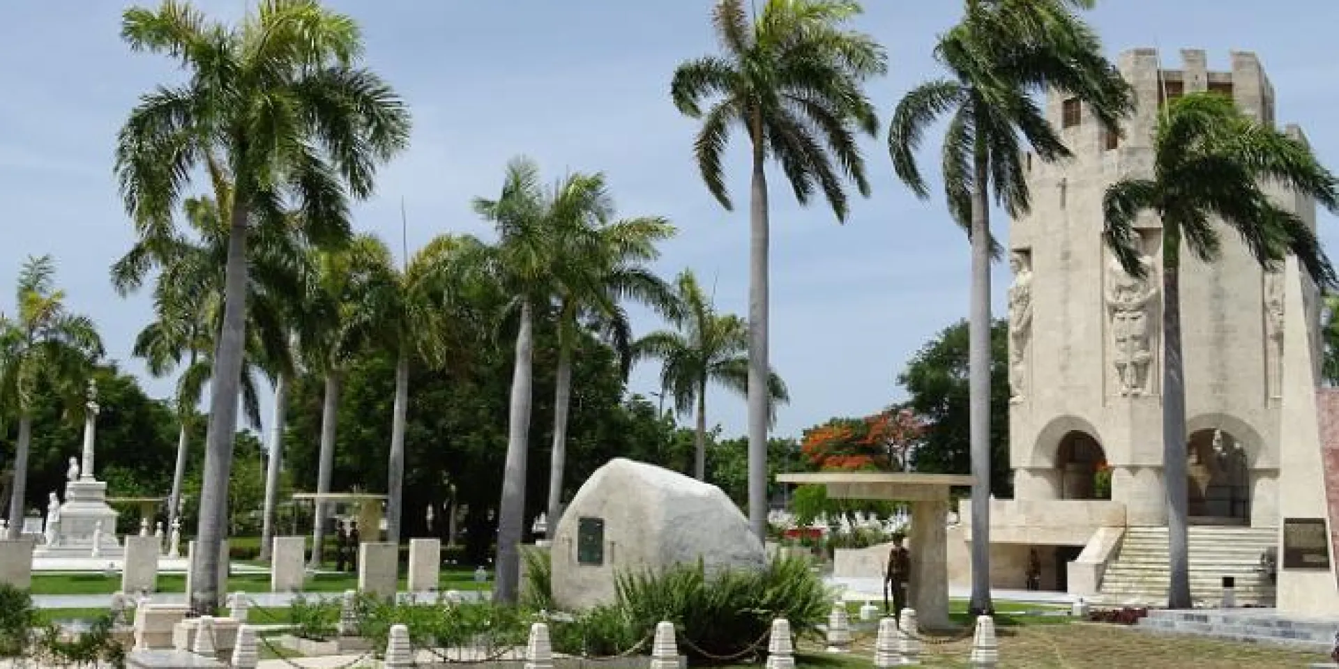 Approfittando della sospensione dovuta alla COVID-19, delle visite al camposanto, è stato deciso d’iniziare un mantenimento speciale di questa linea frontale del cimitero patrimoniale Santa Ifigenia. Photo: Eduardo Palomares
