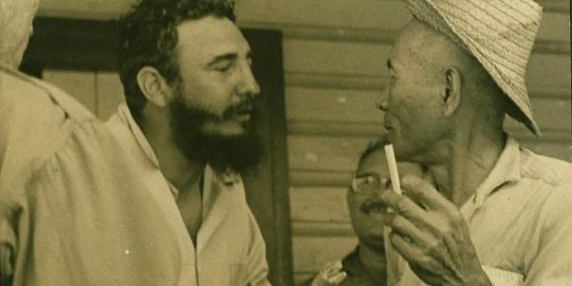 Fidel, durante su recorrido por Oriente, en 1965, compartió con el campesino Eulogio, en la Gran Piedra. Foto: ALBERTO KORDA