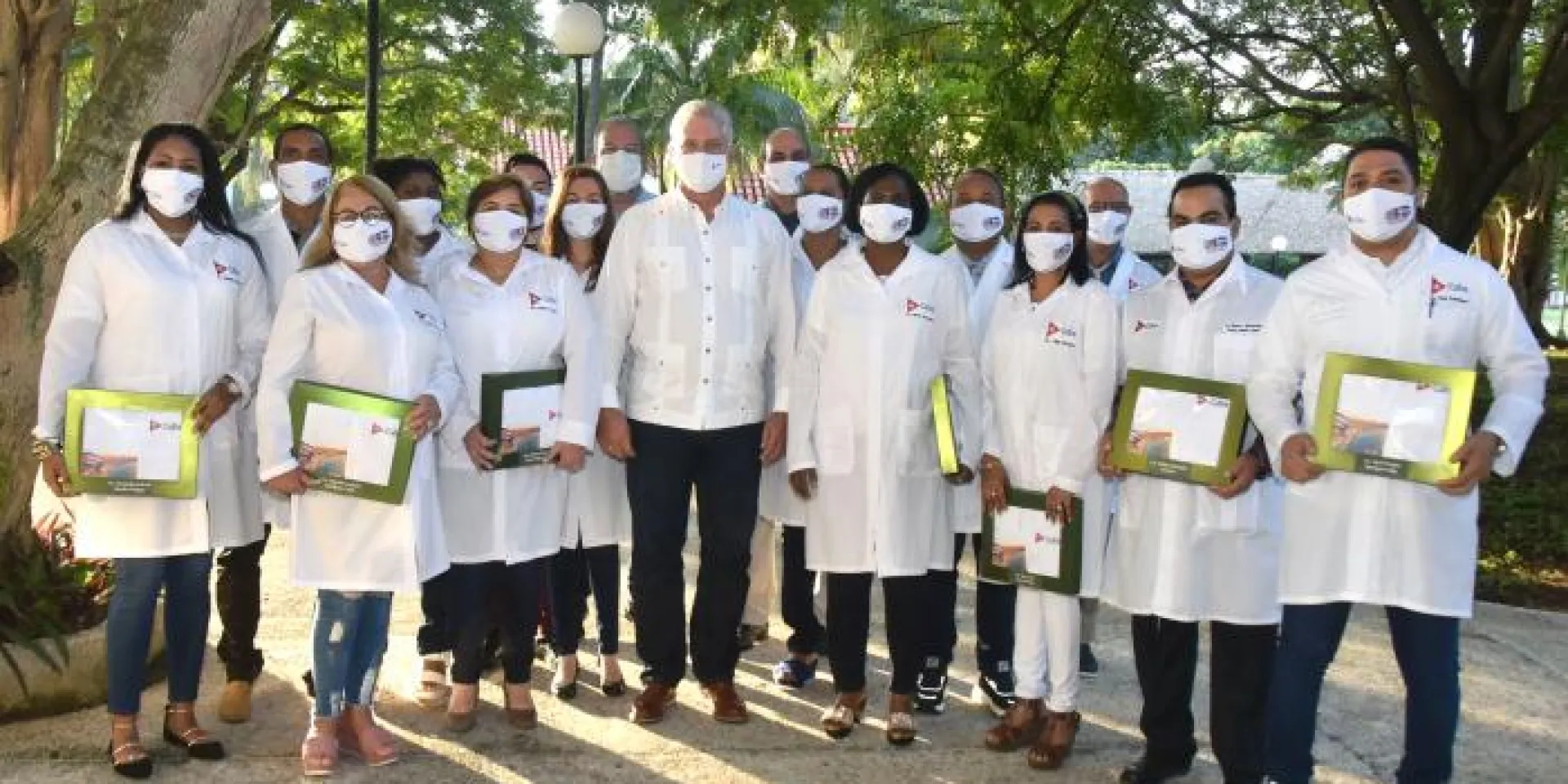 Los trabajadores de la Salud forman un sector muy sacrificado, señaló el Presidente de la República, Miguel Díaz-Canel Bermúdez. Foto: Estudios Revolución