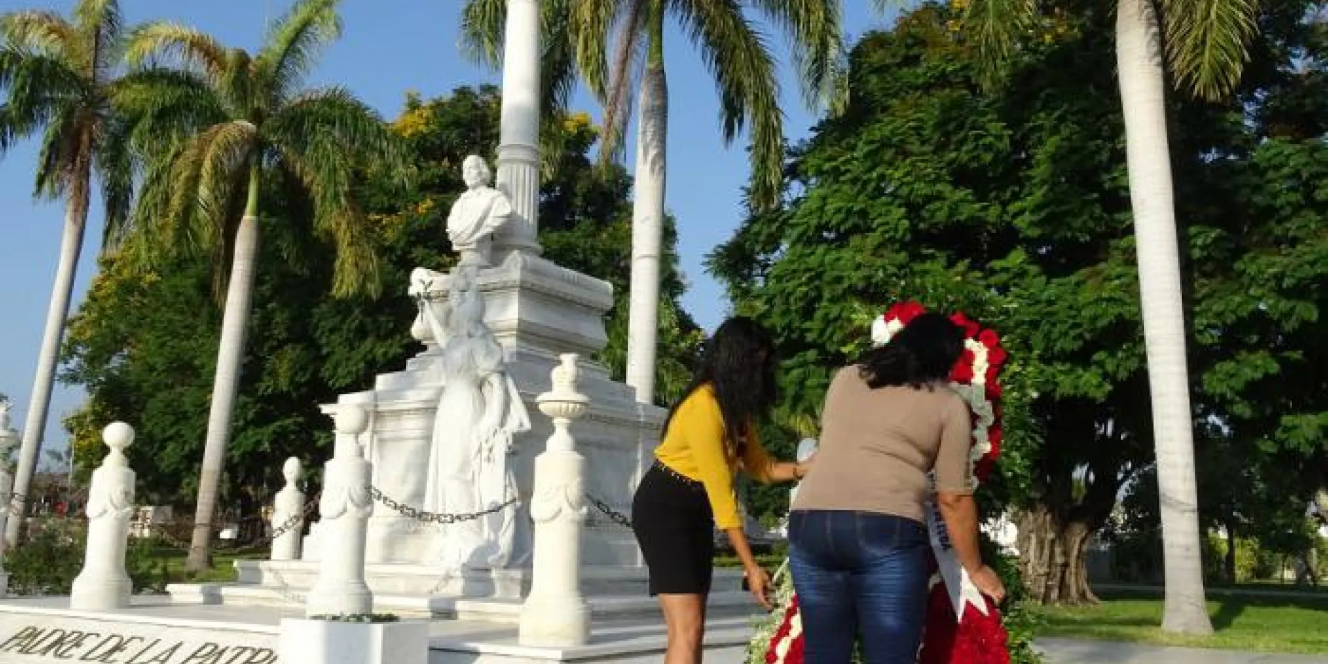 La dirección del Partido en el Distrito José Martí, depositó la ofrenda floral en nombre del pueblo de Cuba. Foto: Eduardo Palomares