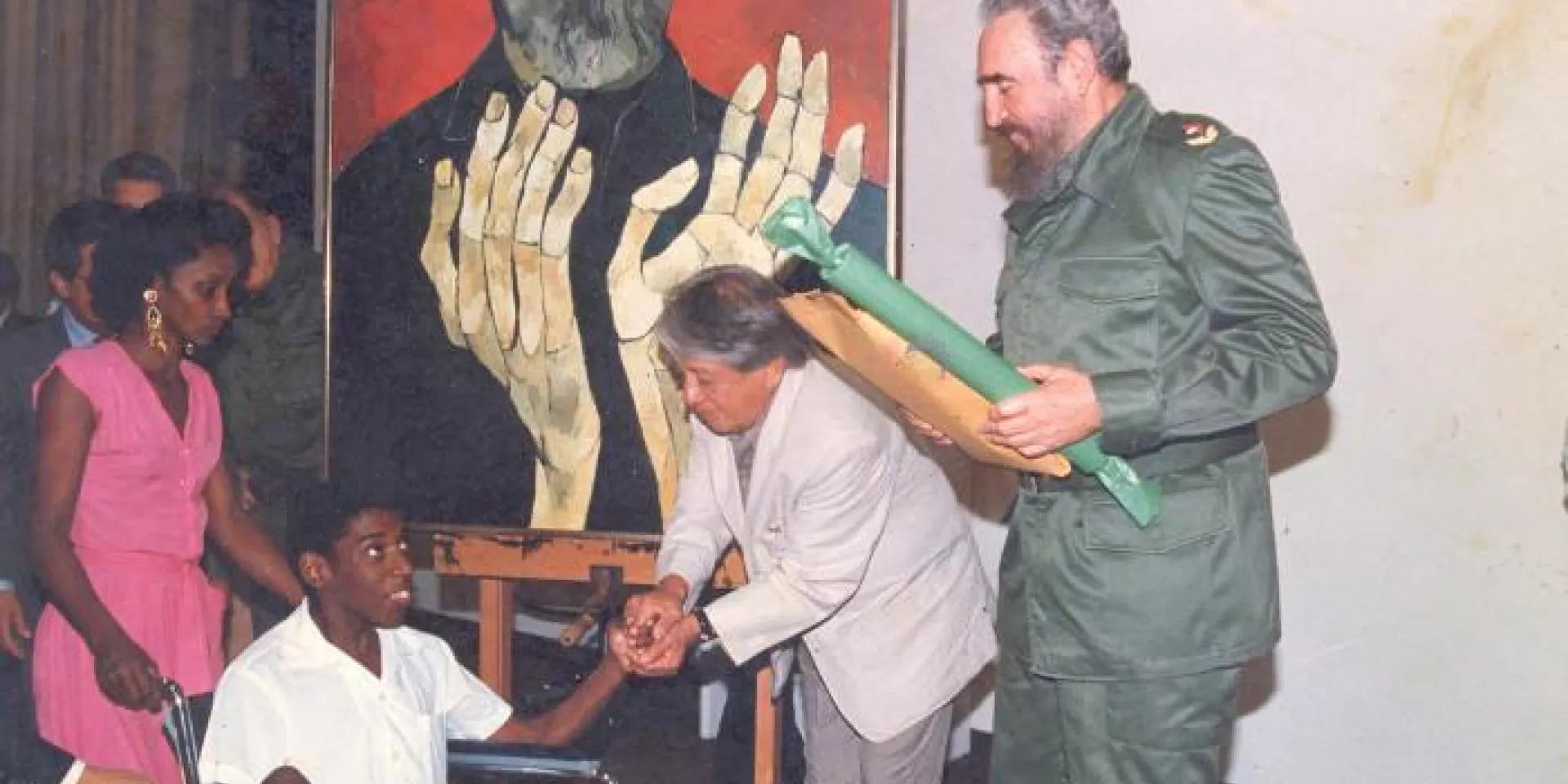 Fidel, junto a Guayasamín, entrega un reconocimiento a Jesús Zamora. Foto: Cortesía del entrevistado