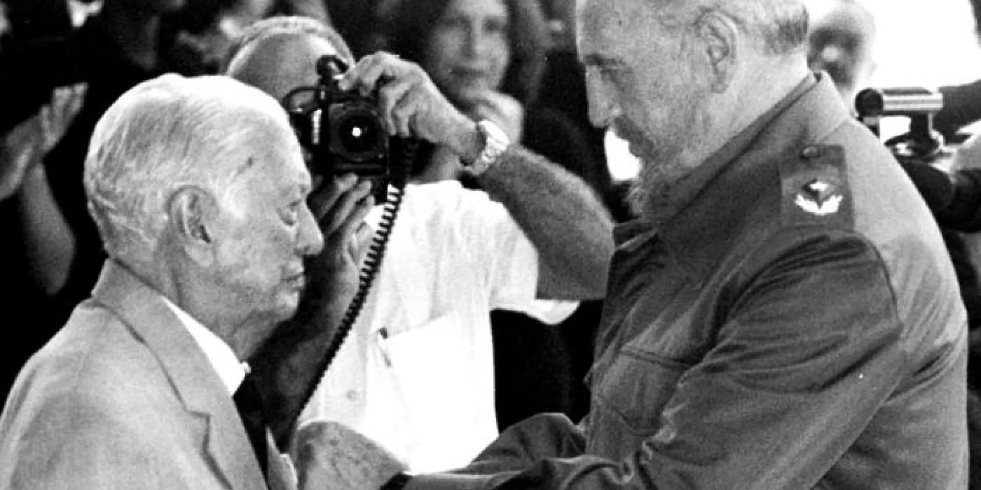 Fidel coloca en el pecho de Cintio la Orden José Martí. Foto: Arnaldo Santos