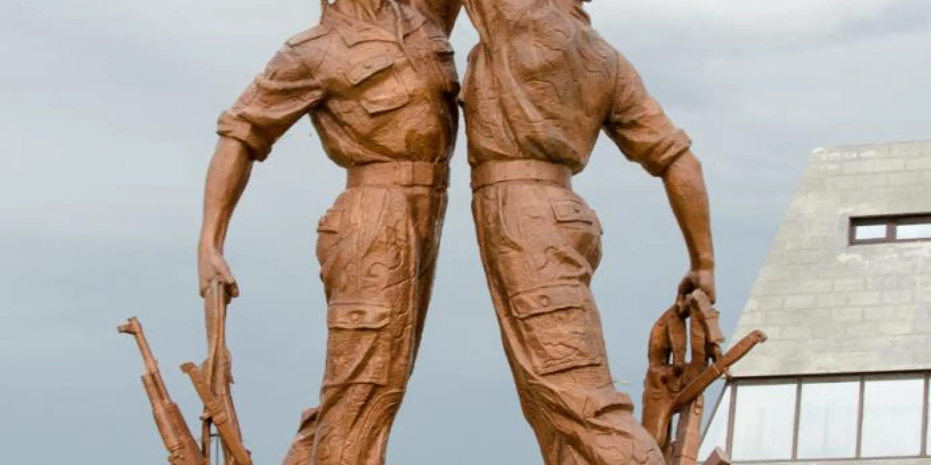Con la victoria cubano-angolana en Cuito Cuanavale, comenzó a derrumbarse el régimen sudafricano del apartheid. Foto: Imagen del monumento en Cuito Cuanavale, tomada de Flickr.