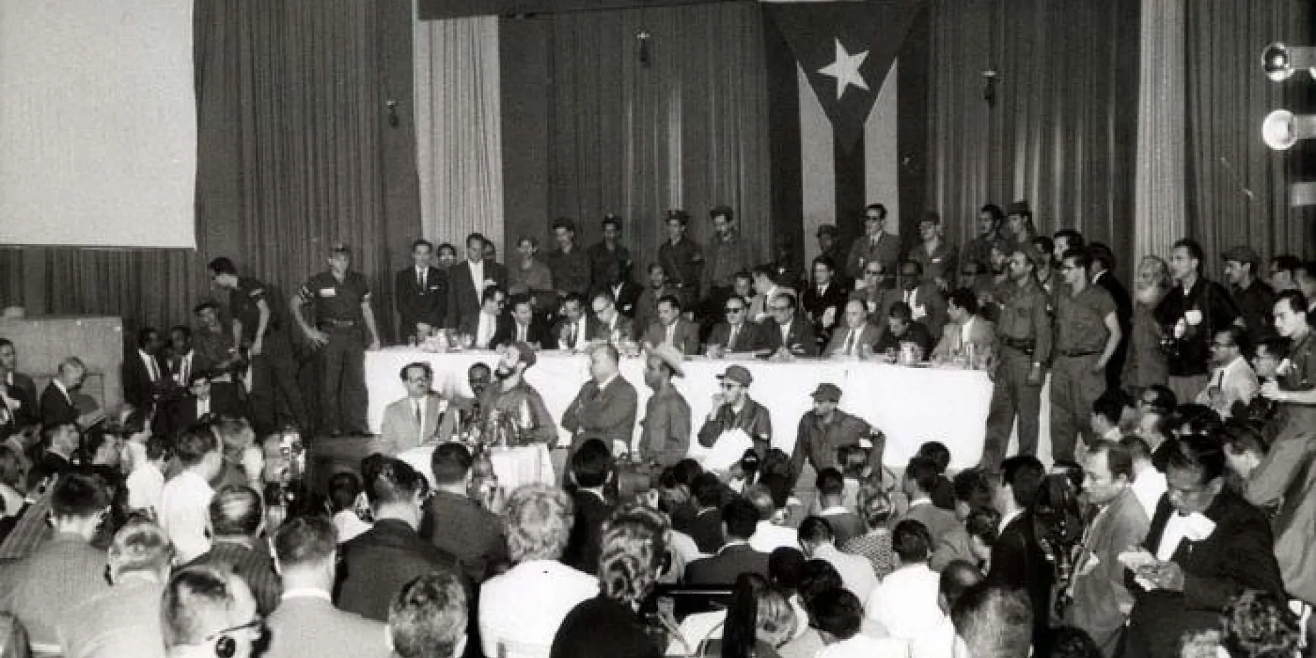 En el salón Copa Room del Hotel Habana Riviera, Fidel Castro responde a preguntas de los periodistas. Foto: Archivo de Granma