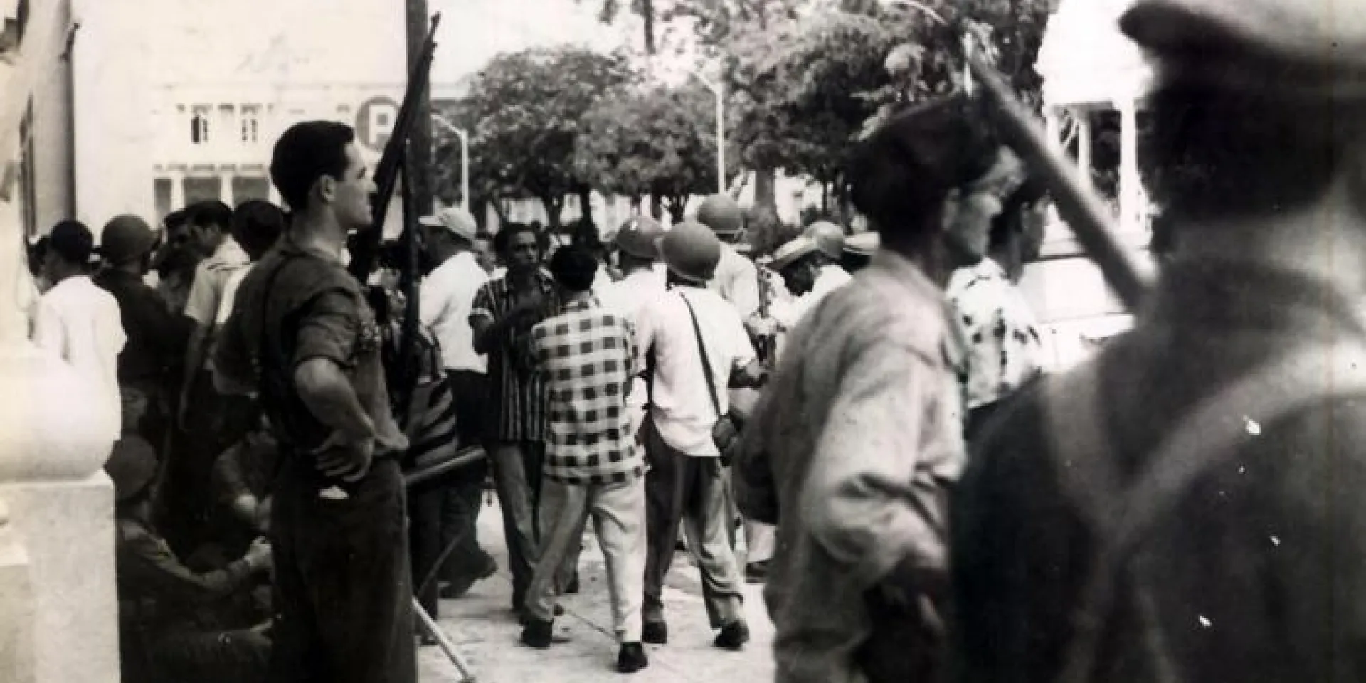 En Cienfuegos el pueblo se lanzó a las calles en apoyo al levantamiento. Foto: Archivo de Granma