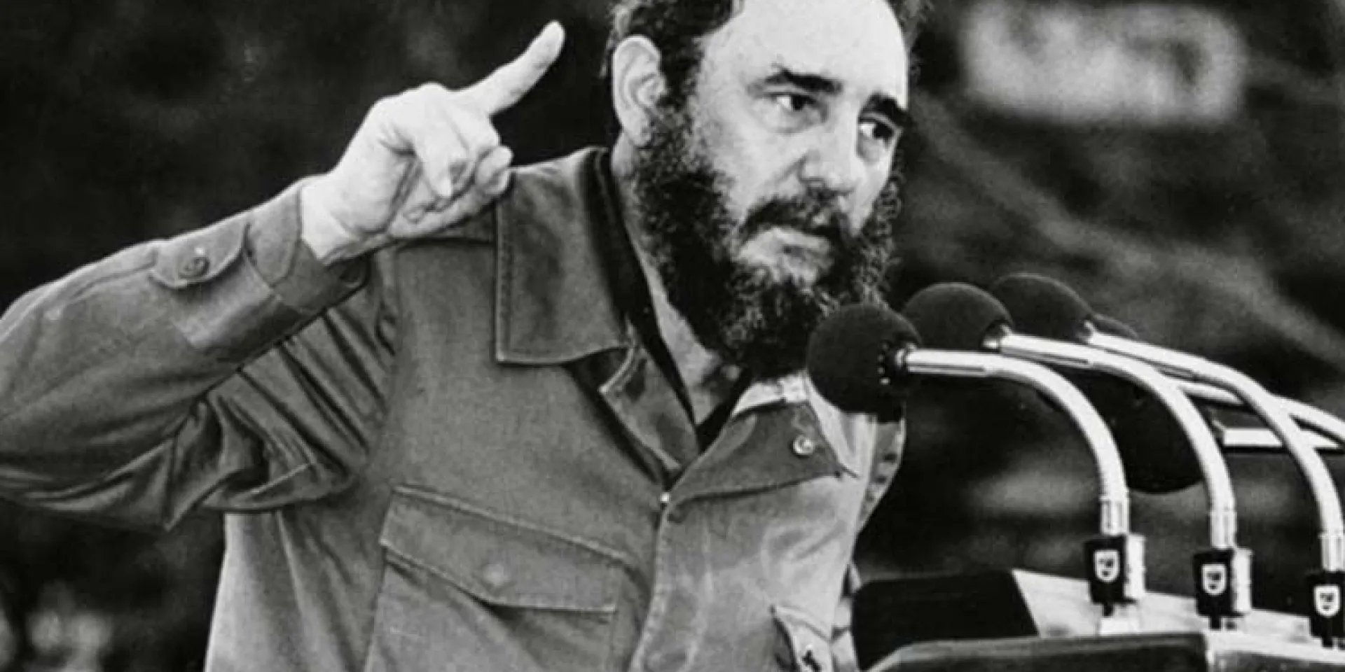 Fidel pronunciando palabras en la tribuna