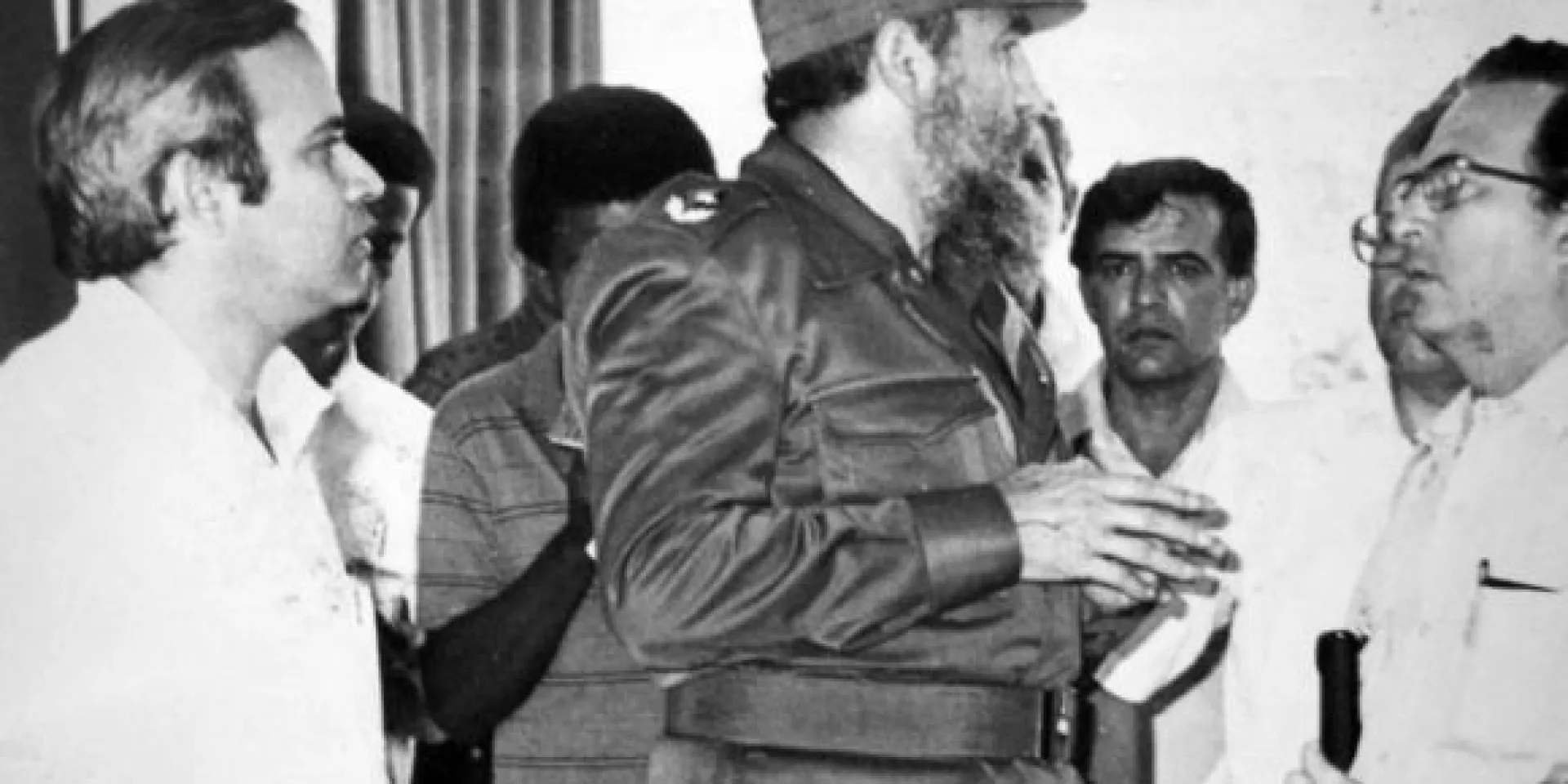 Al inaugurar la Facultad de Ciencias Médicas, Fidel se interesó por el desarrollo de investigaciones científicas en ese centro. Foto: Garal