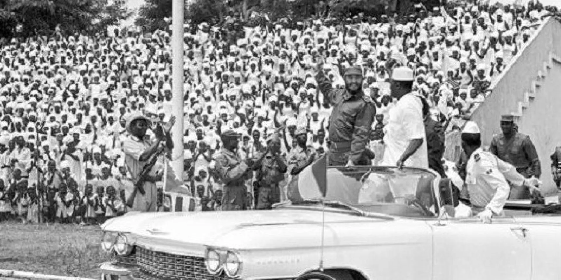 Fidel Castro durante su visita a Guinea, en el acto en honor a la delegación cubana, en el estadio "28 de septiembre". Lo acompaña Ahmed Sekou Touré, presidente de ese país y Agosthino Neto, presidente del Movimiento para la Liberación de Angola, el 5 de mayo de 1972.