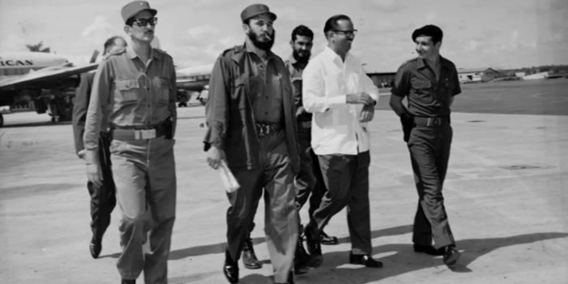 Fidel camina hacia el avión que lo conducirá al XV Periodo de Sesiones de la Asamblea de la ONU. Foto: Alberto Korda