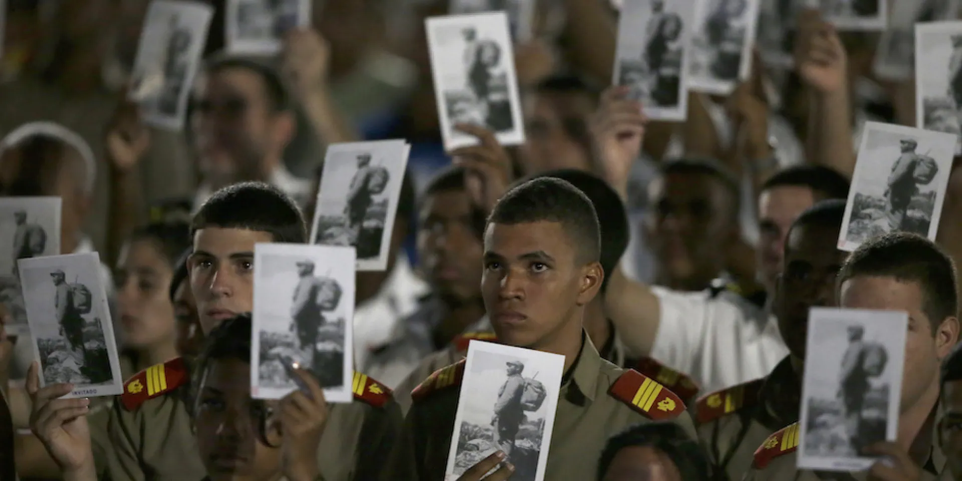 Camilitos muestran imágenes de Fidel. Foto: Ricardo Mazalan/ AP