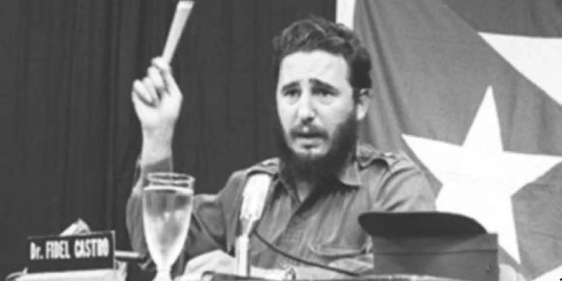 Fidel Castro comparece por CMBF-Televisión Revolución en respuesta al discurso del Presidente de Estados Unidos John F. Kennedy, relacionado con la situación de los misiles soviéticos existentes en territorio cubano, 23 de octubre de 1962.