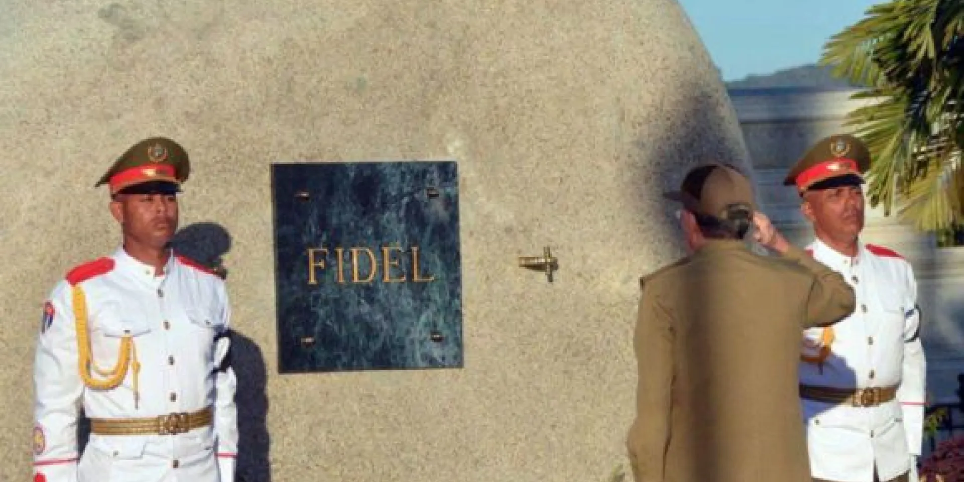 Raúl Castro en el cementerio de Santa Ifigenia