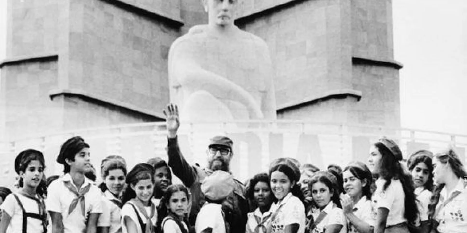 Fidel Castro con los pioneros durante un homenaje a José Martí en la Plaza de la Revolución, La Habana. Foto: Jorge Oller /Sitio Fidel Soldado de las Ideas