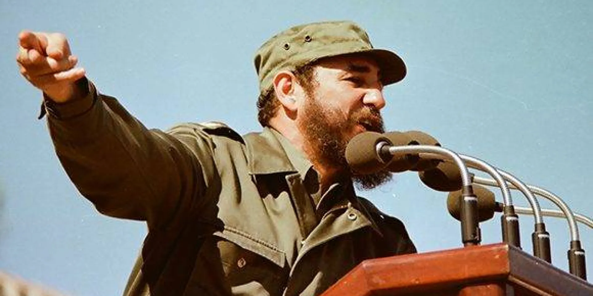 Fidel en 1976, durante el discurso en el acto de masas en honor al General Omar Torrijos, Jefe de Gobierno de la República de Panamá, efectuado en la Ciudad Escolar “26 de Julio”, en Santiago de Cuba.