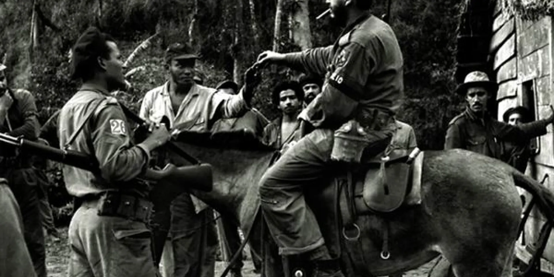 Fidel Castro En uno de sus recorridos habituales por el territorio montañoso de la Sierra Maestra en 1957