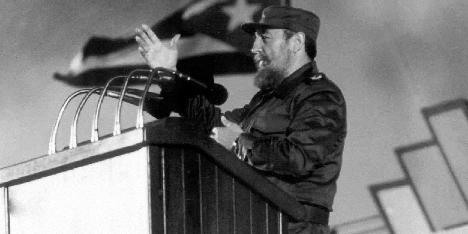 Fidel Castro dando discurso en la tribuna